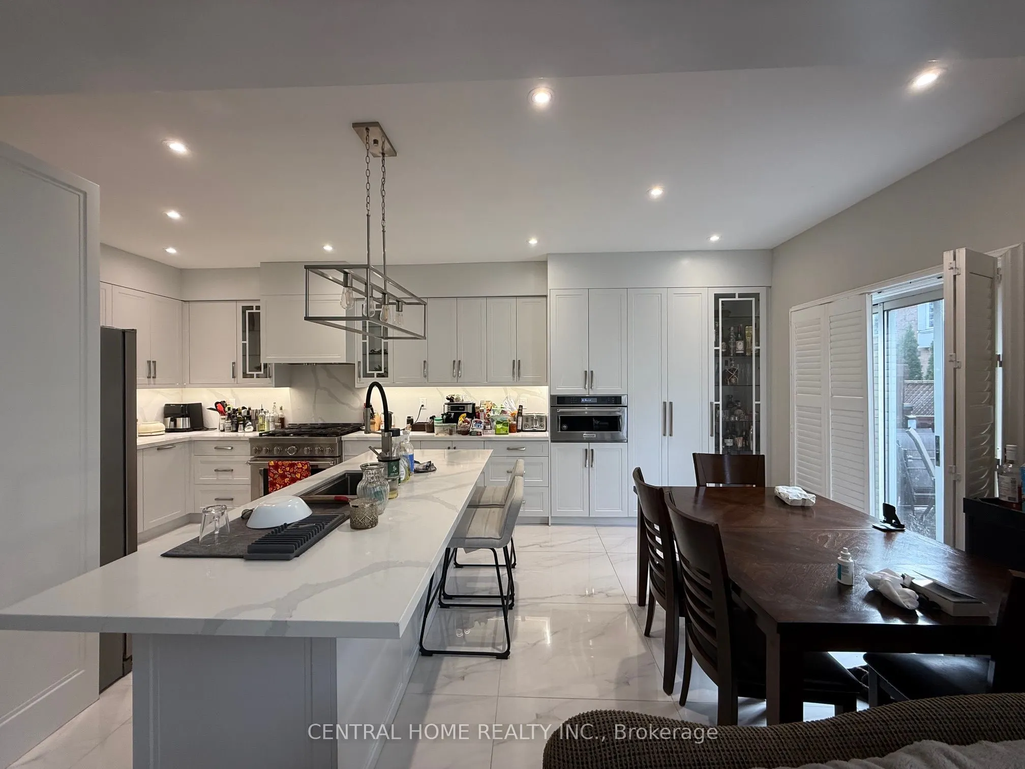 89 Old Colony Road, #main floor