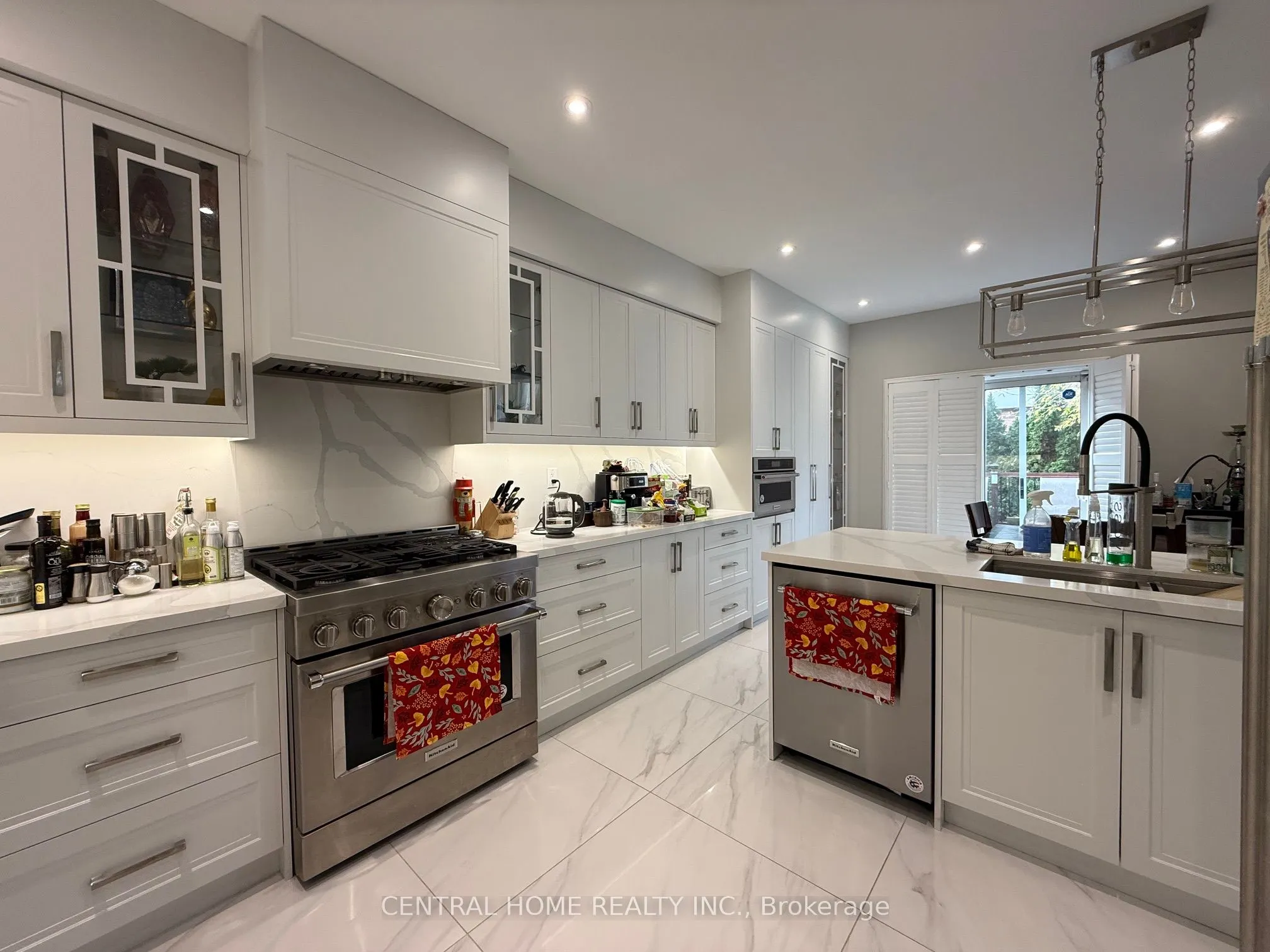 89 Old Colony Road, #main floor