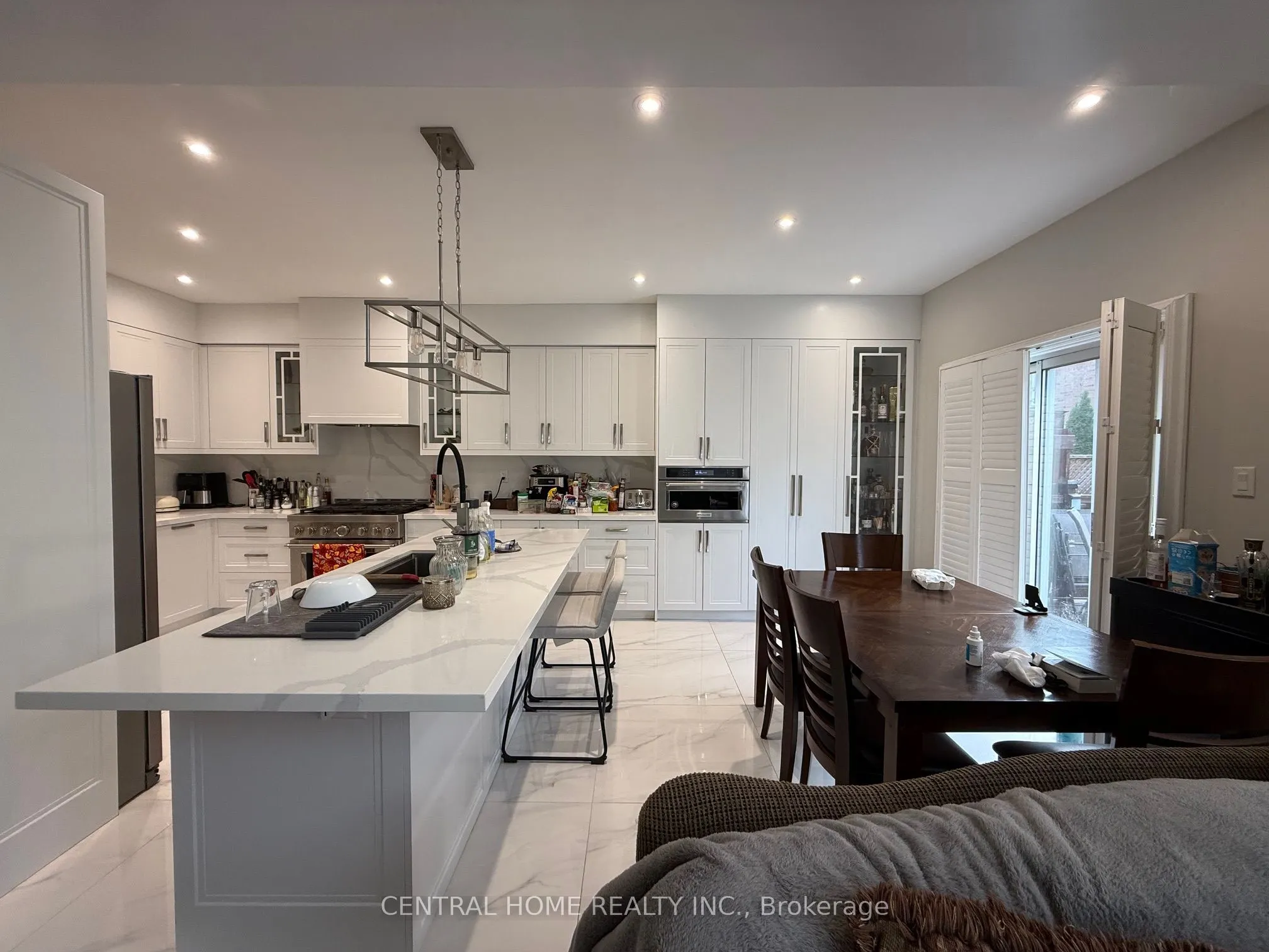 89 Old Colony Road, #main floor