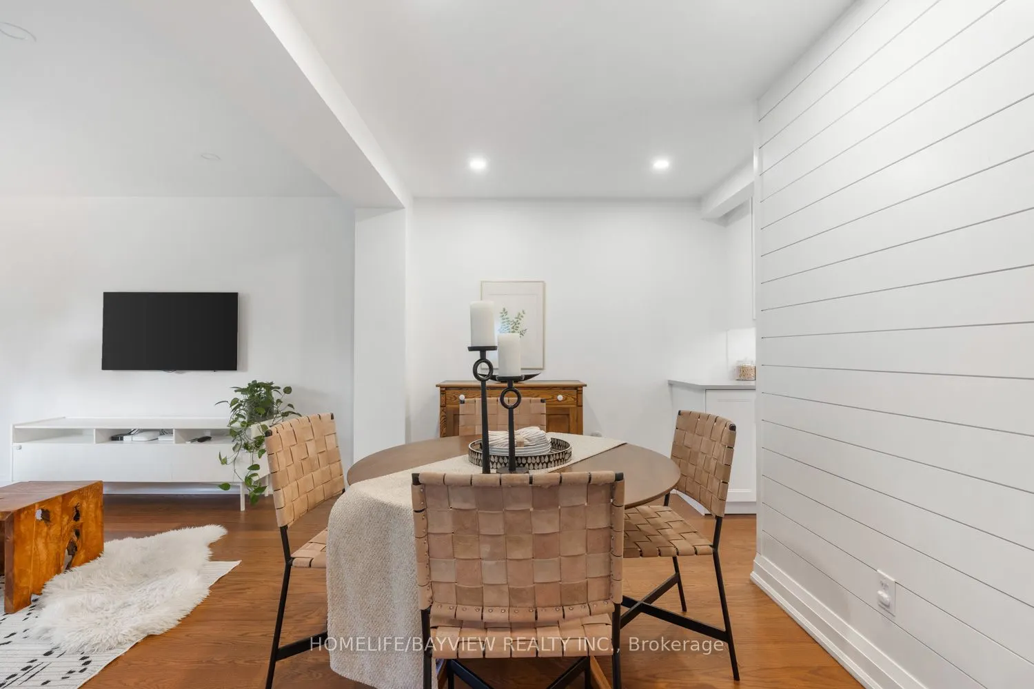 255 Stouffer Street W