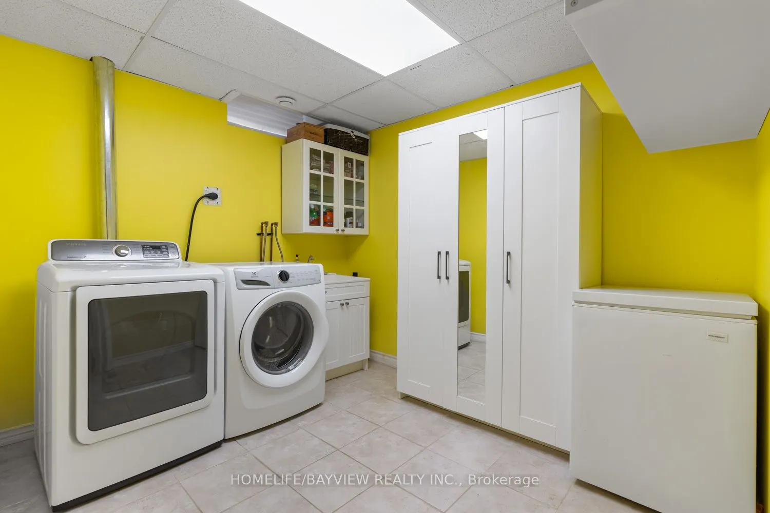 255 Stouffer Street W