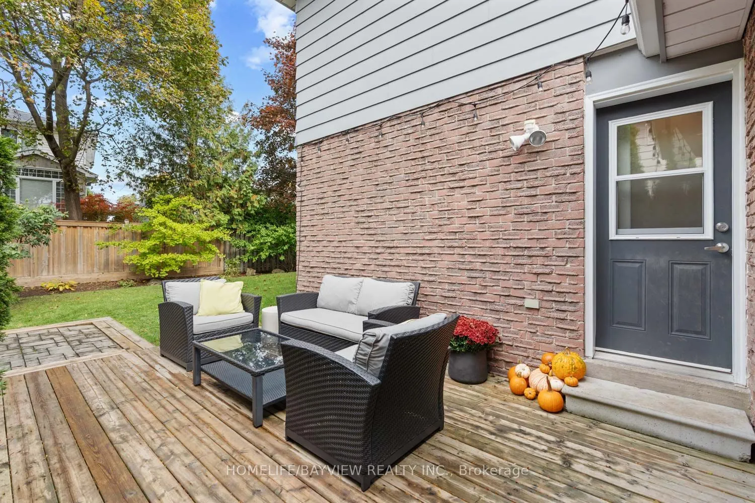 255 Stouffer Street W