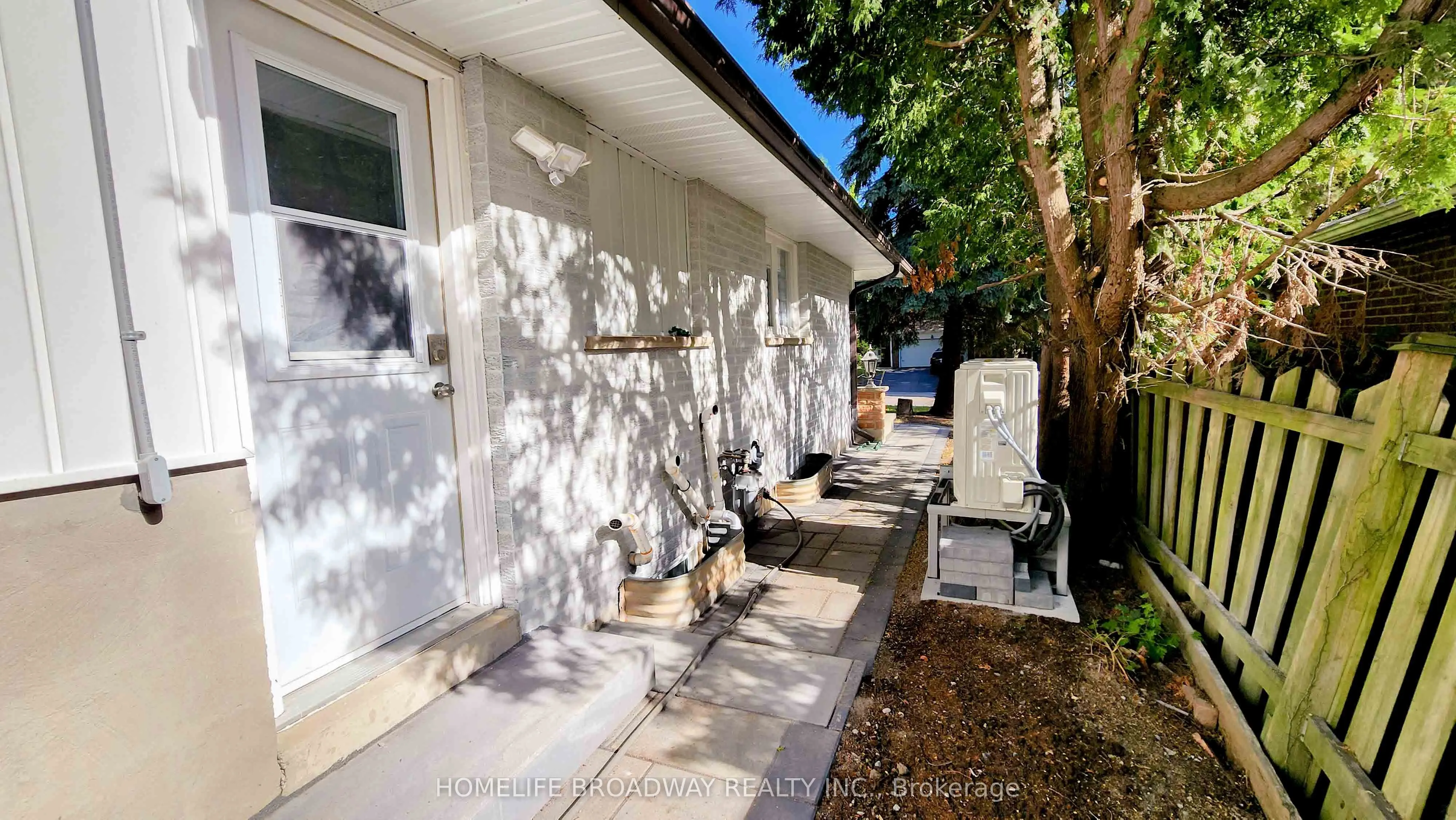 23 Southdale Drive, #(Lower)