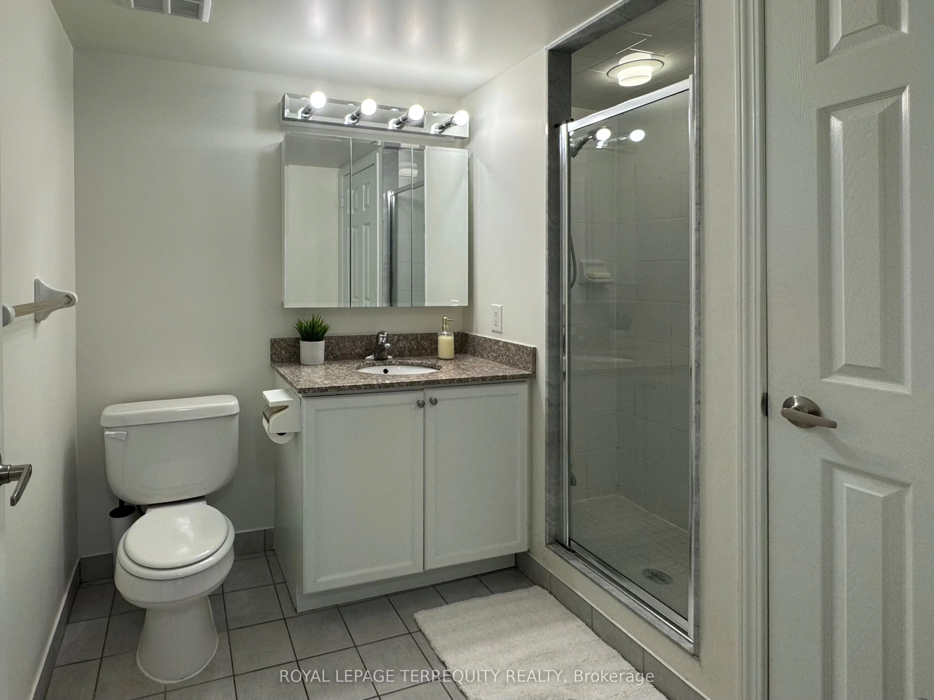 185 Oneida Crescent, #812