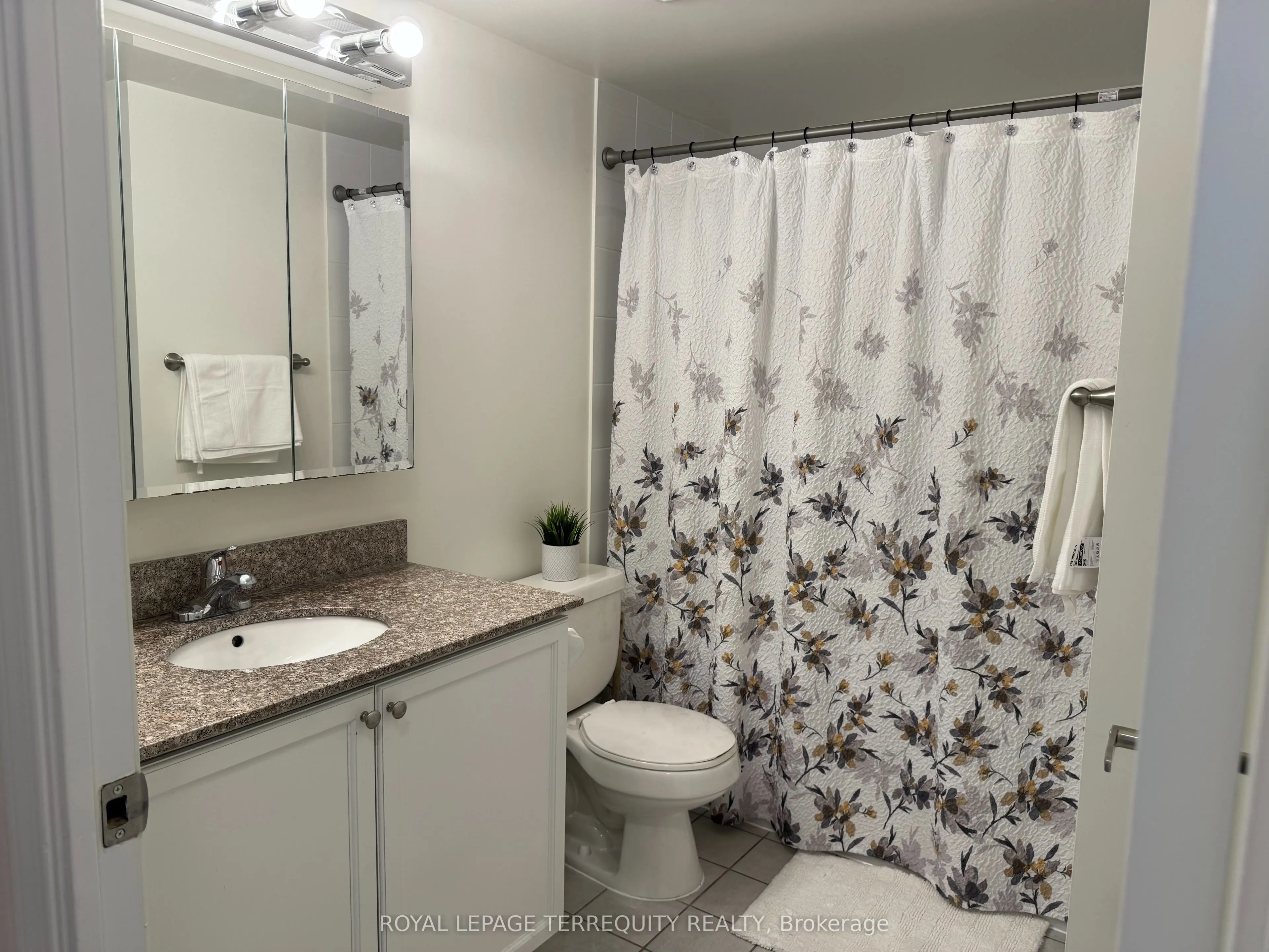 185 Oneida Crescent, #812