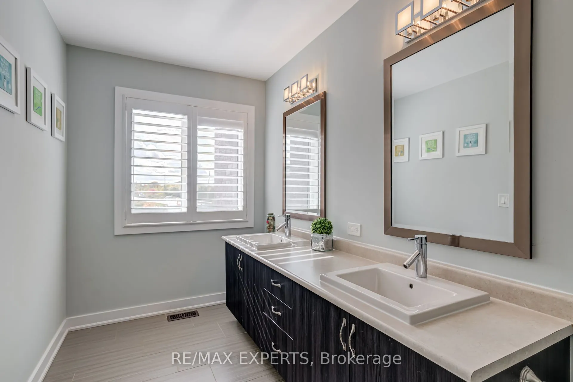 10 Helliwell Crescent