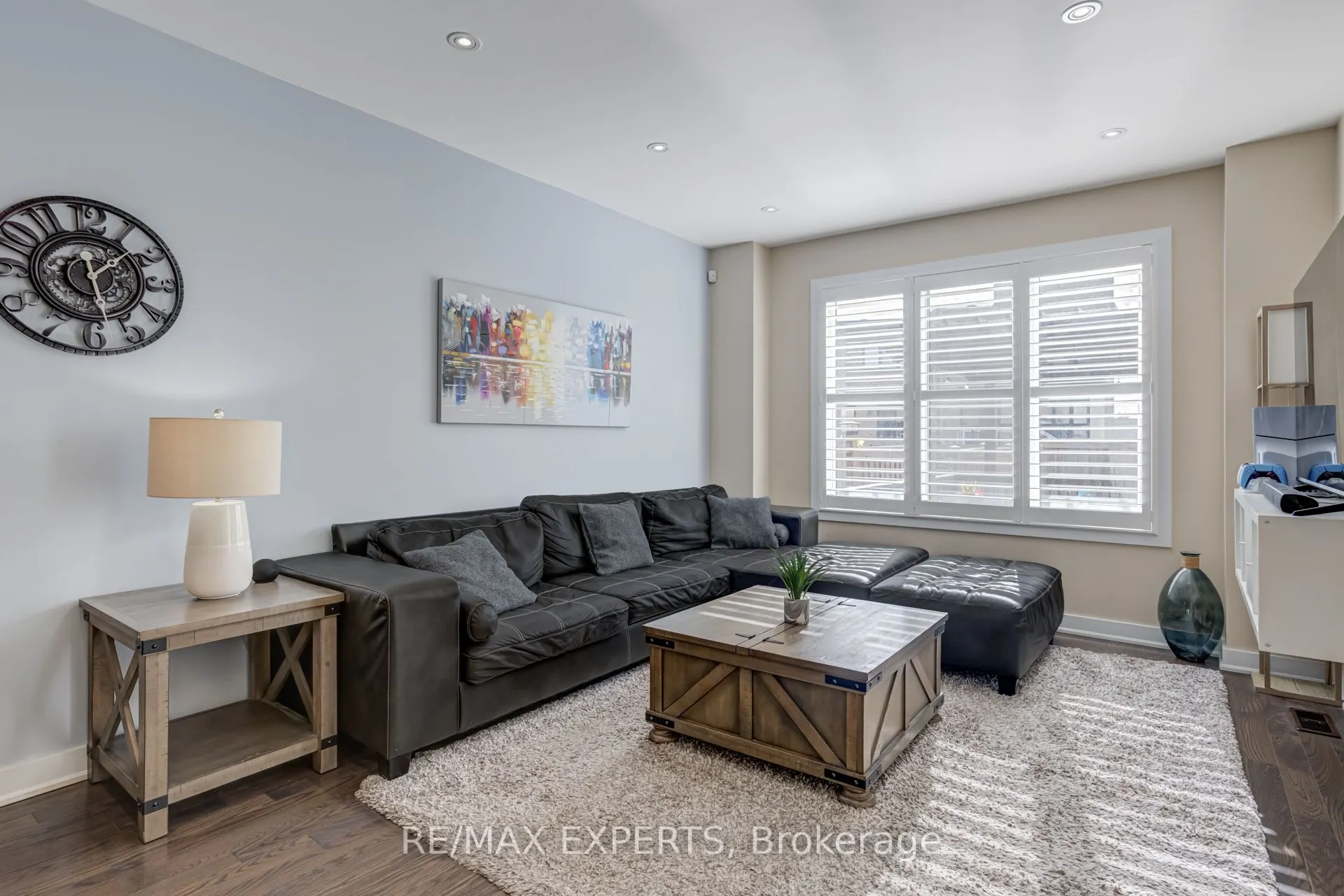 10 Helliwell Crescent