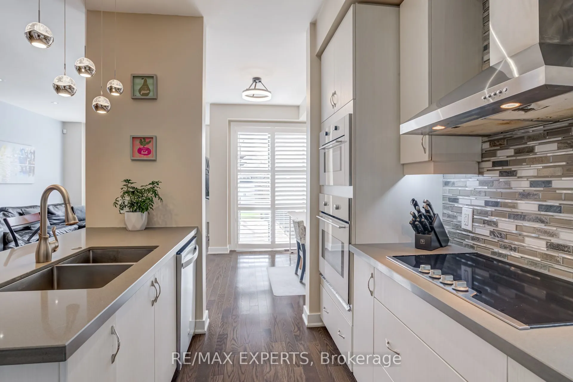 10 Helliwell Crescent