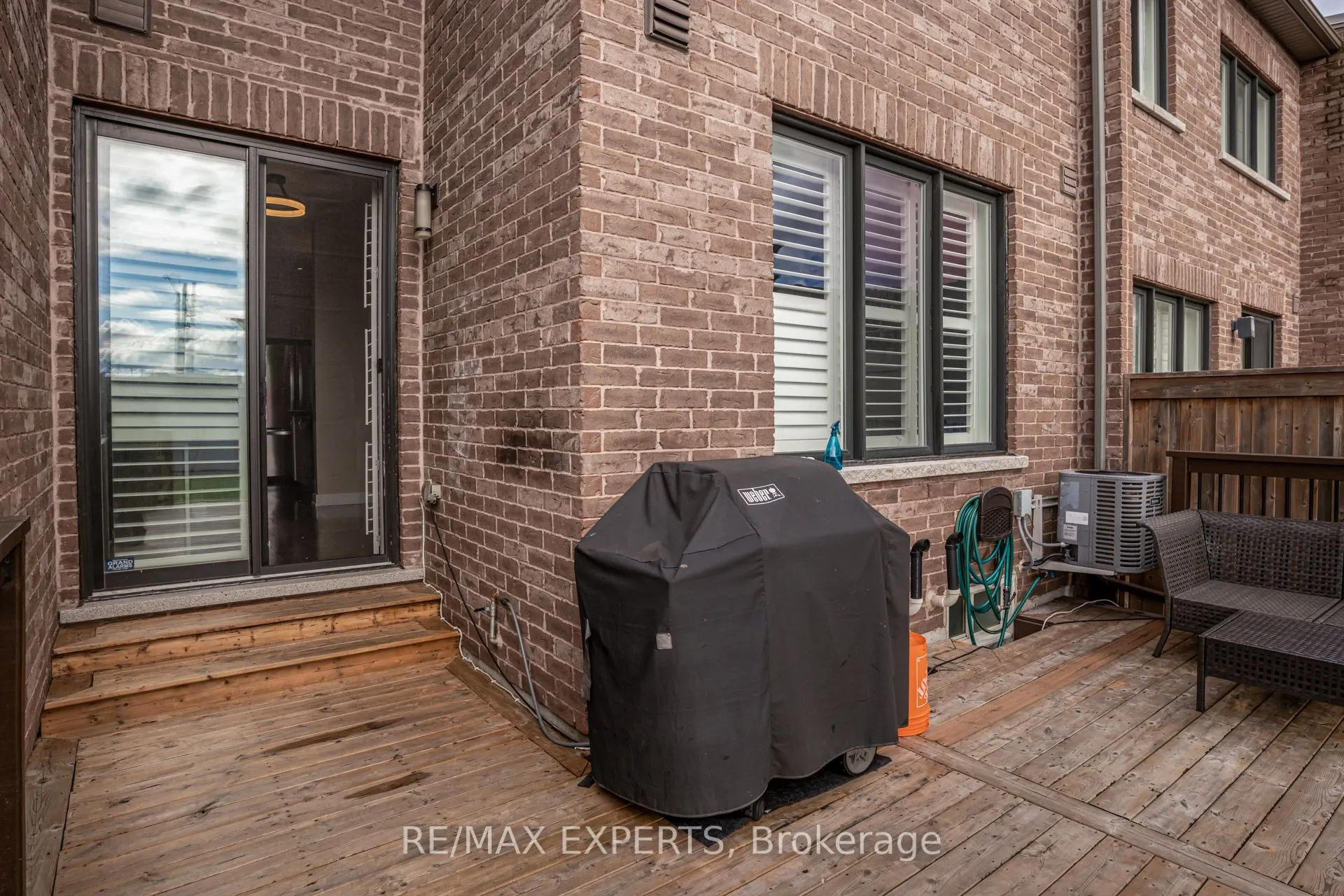 10 Helliwell Crescent