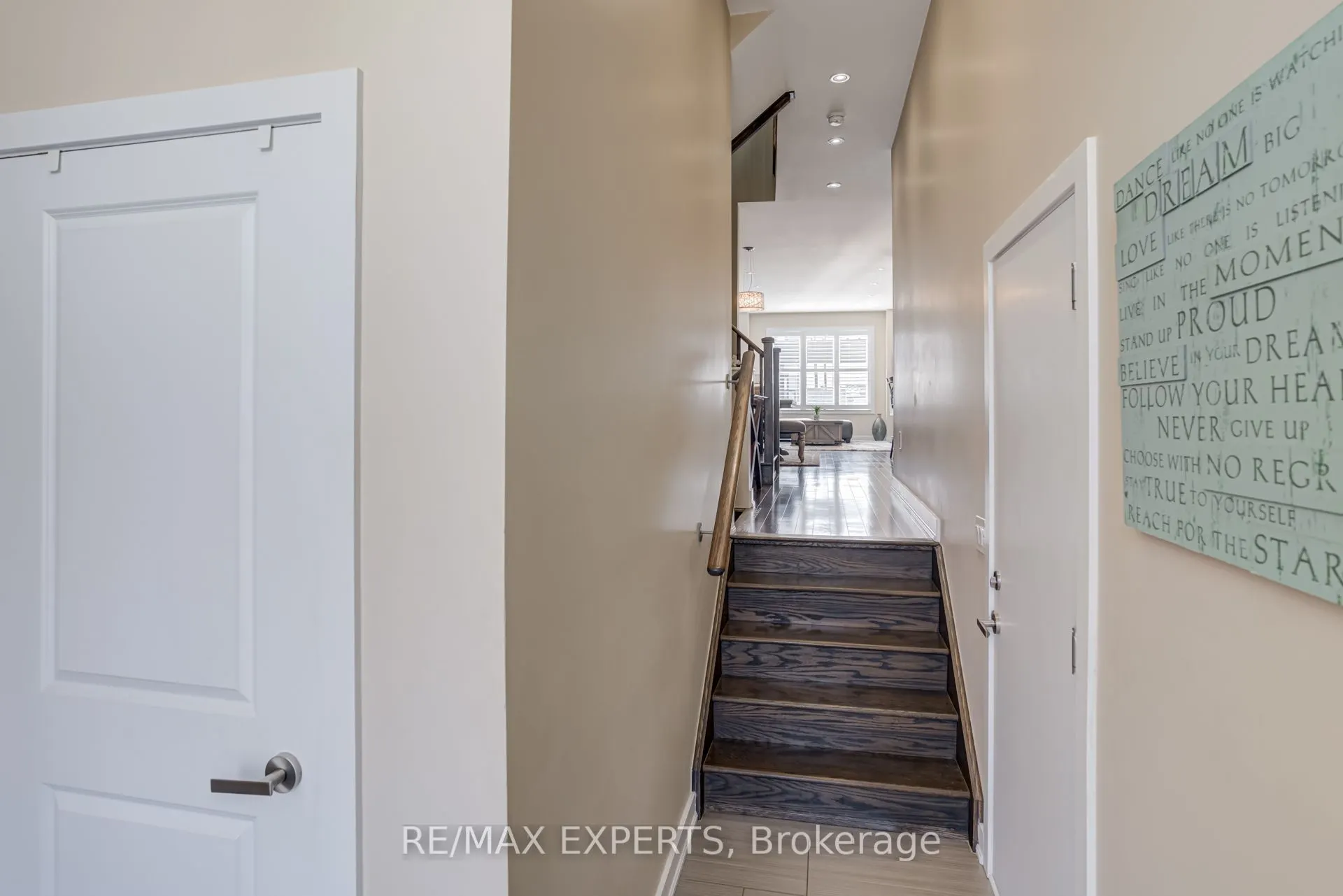 10 Helliwell Crescent