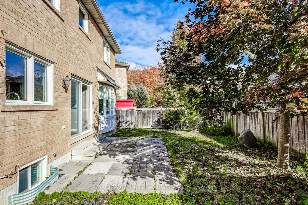 18 Weldon Woods Court