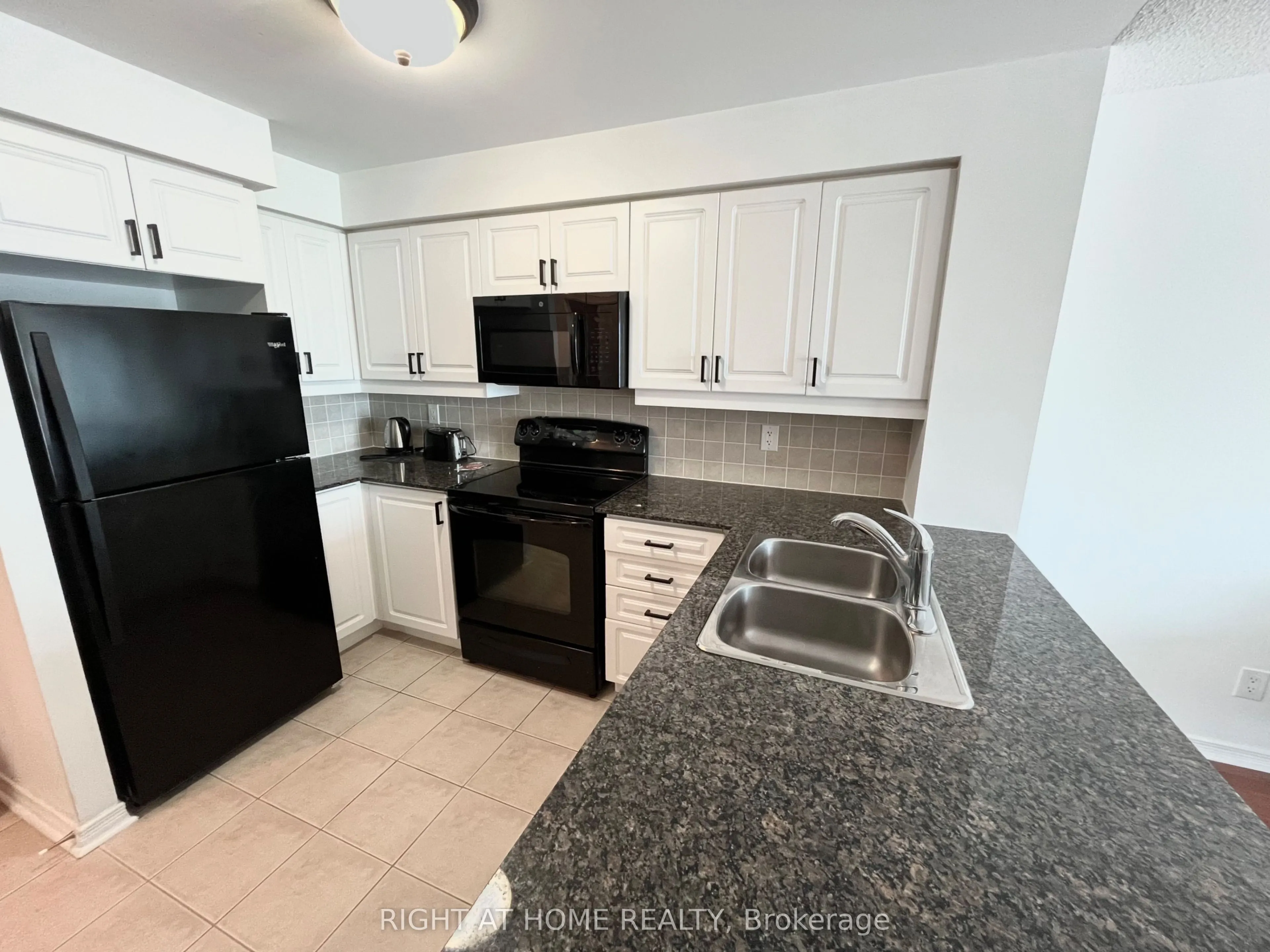 185 Oneida Crescent, #203