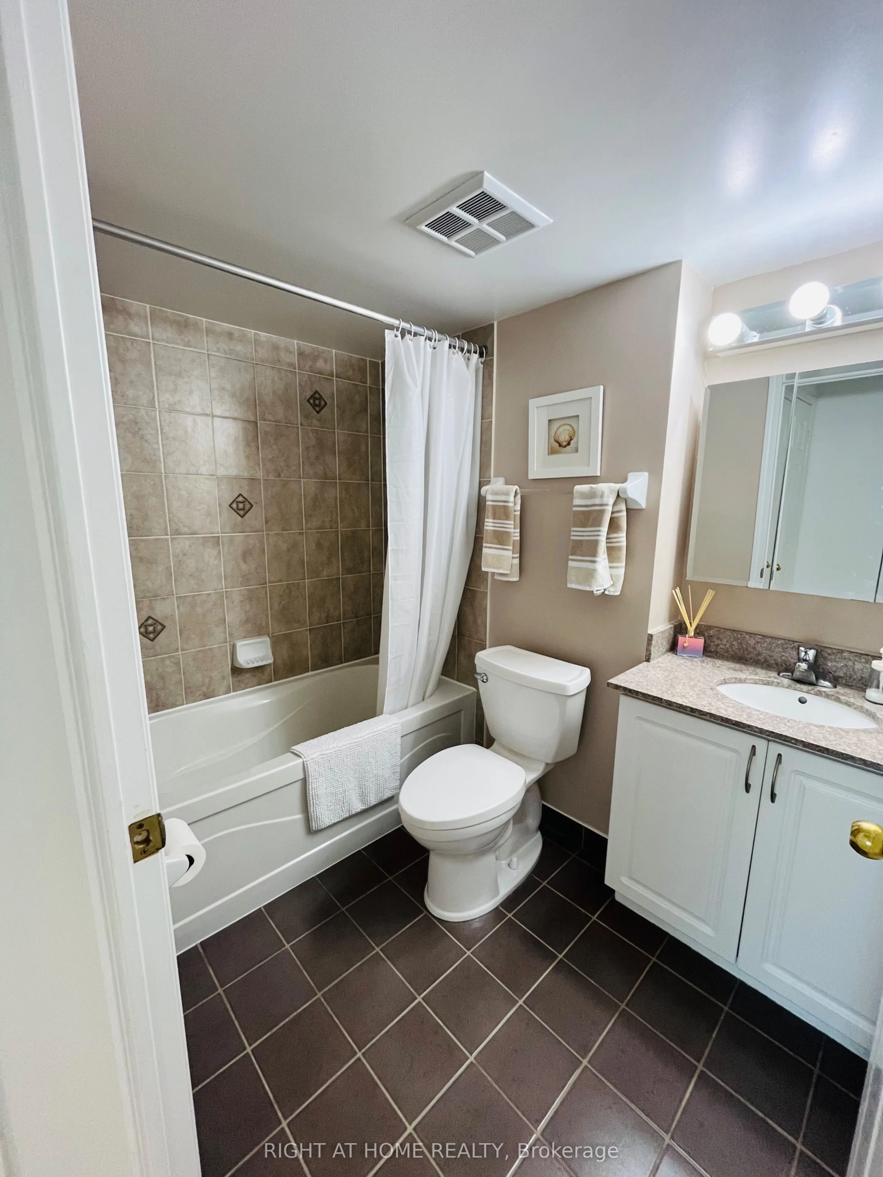 185 Oneida Crescent, #203