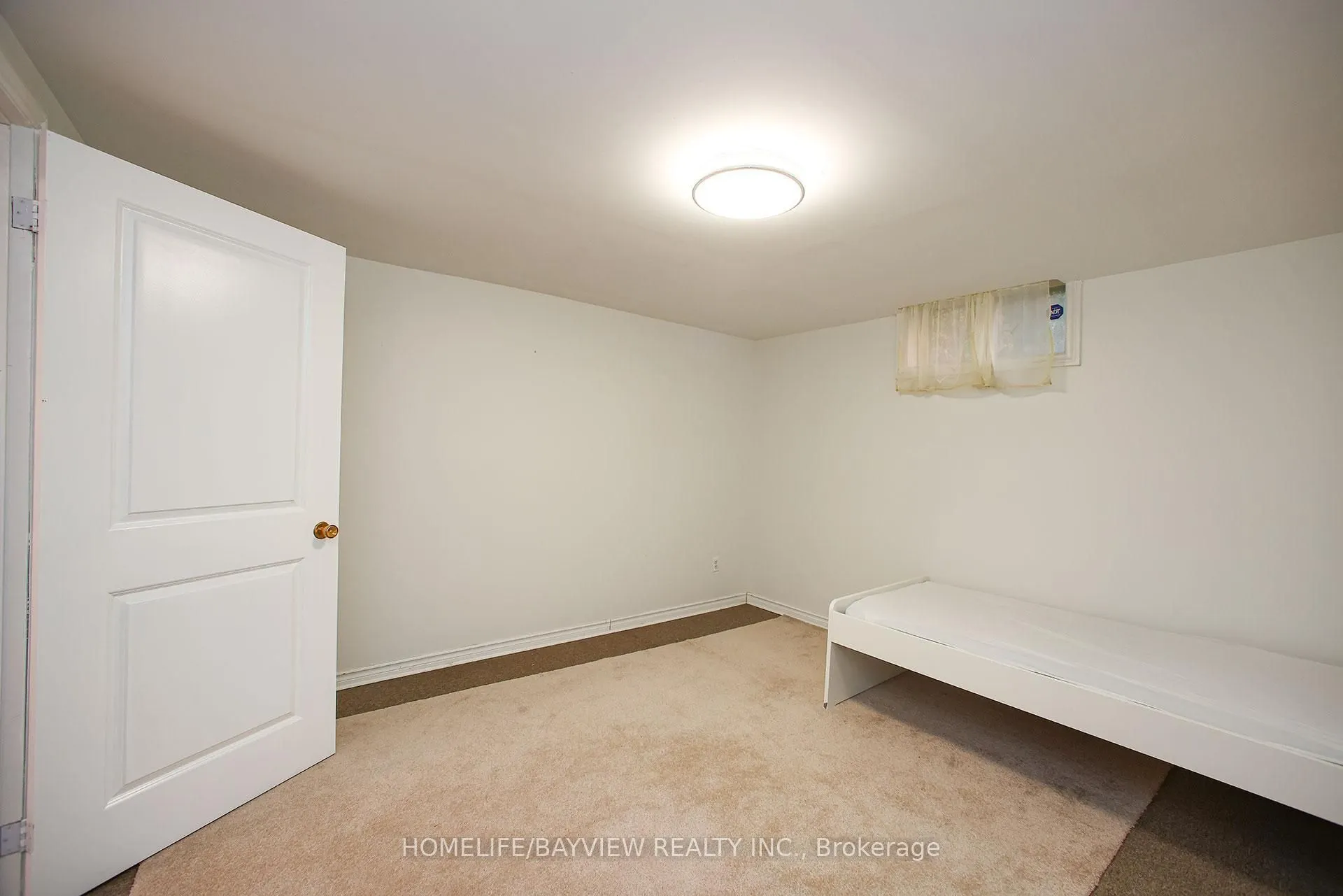 114 Holm Crescent, #LOWER L