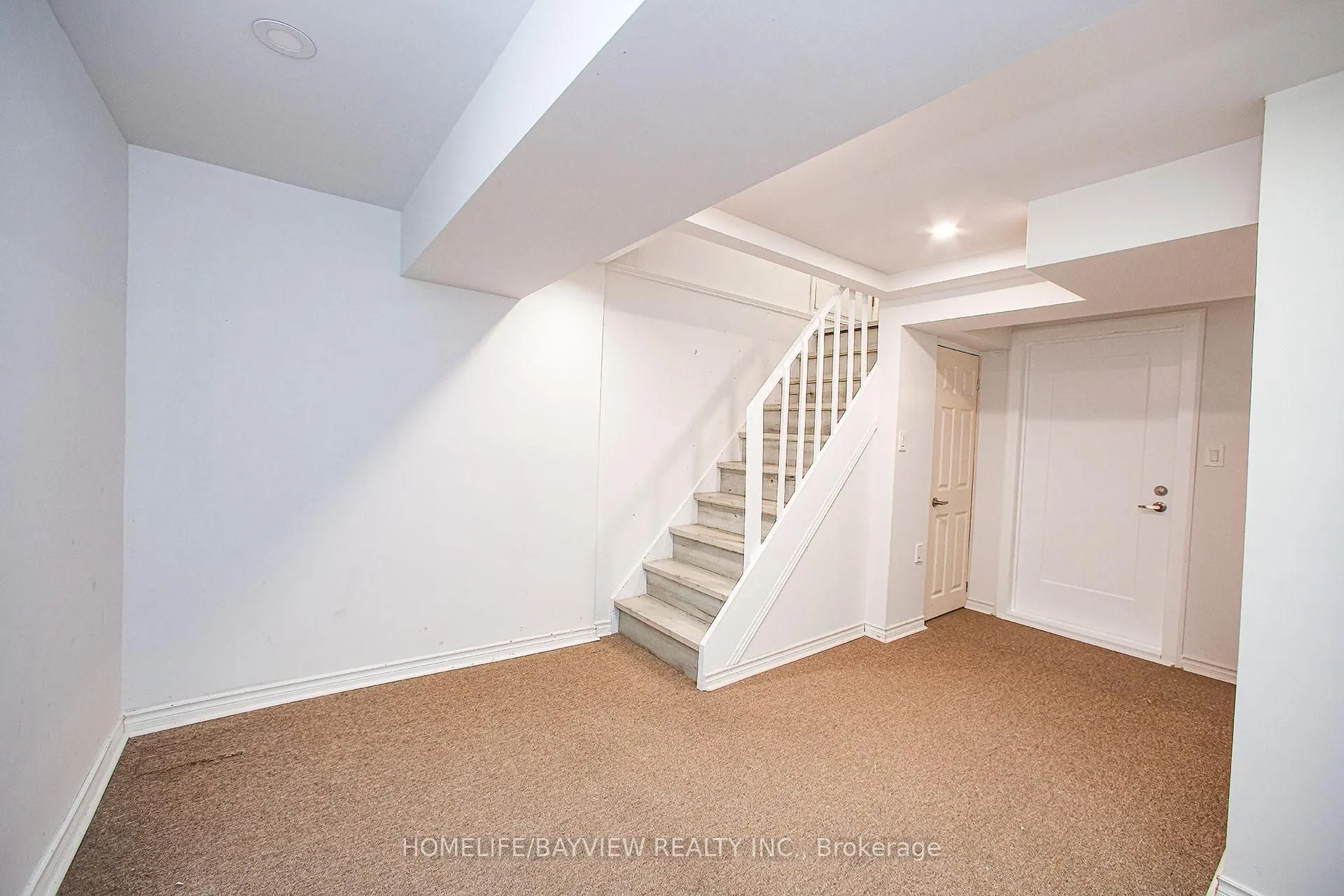 114 Holm Crescent, #LOWER L