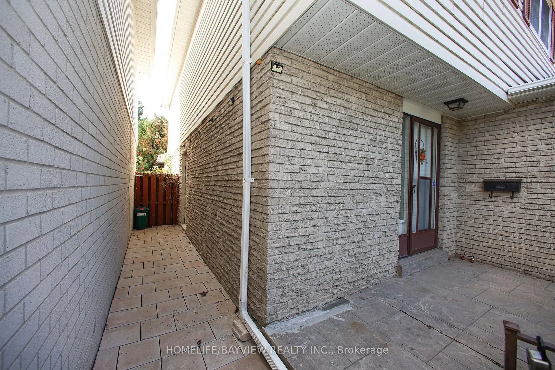 114 Holm Crescent, #LOWER L