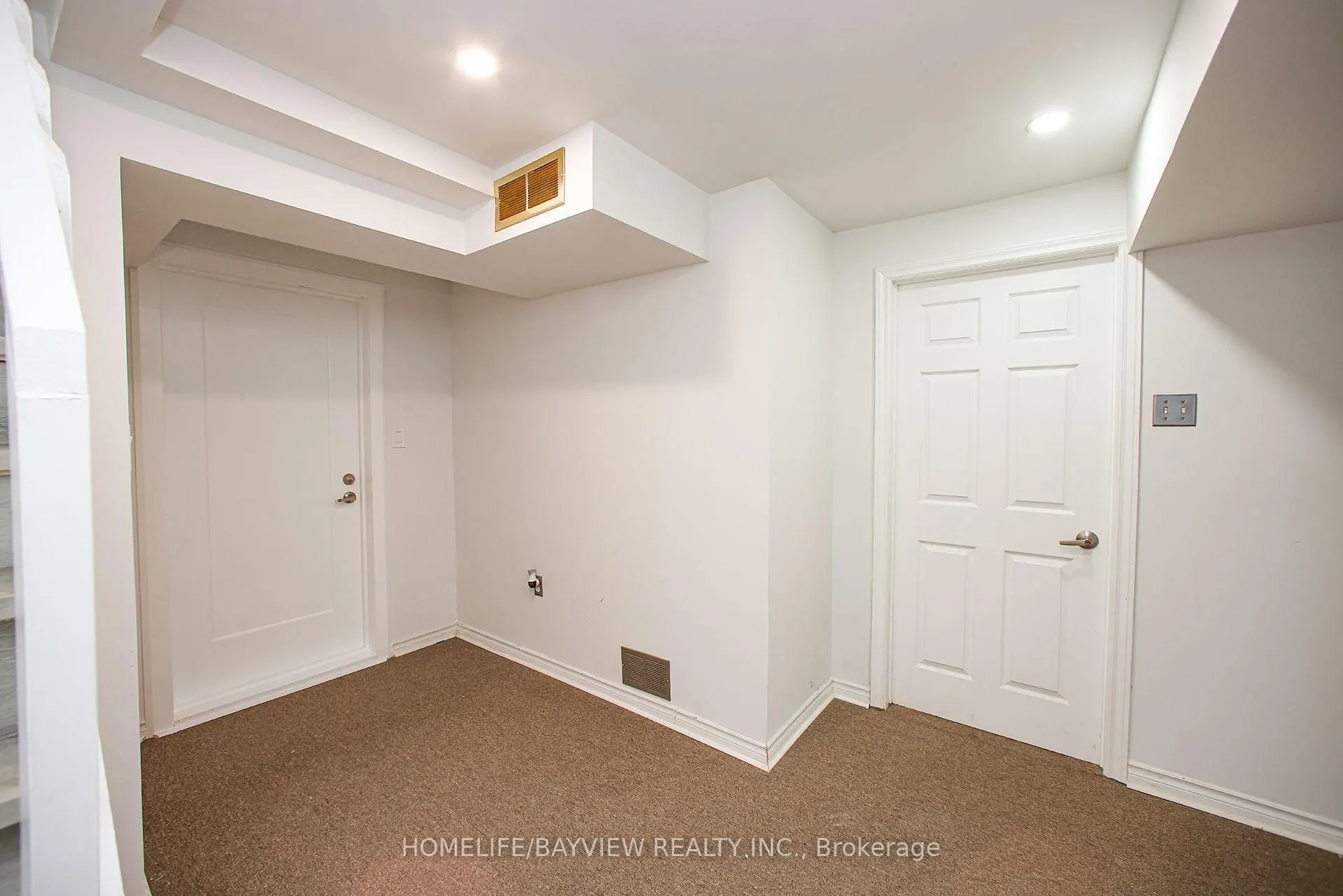 114 Holm Crescent, #LOWER L