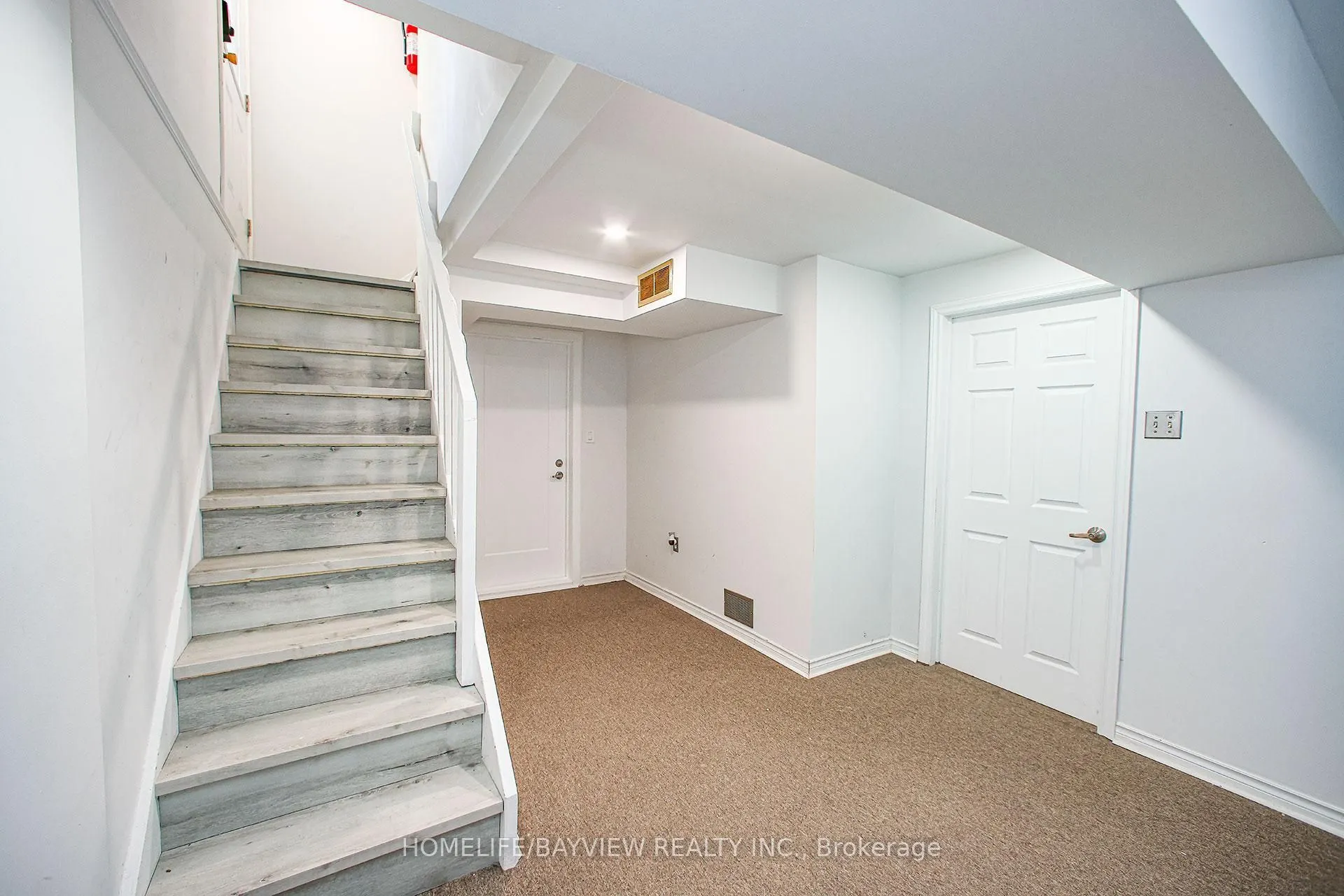 114 Holm Crescent, #LOWER L