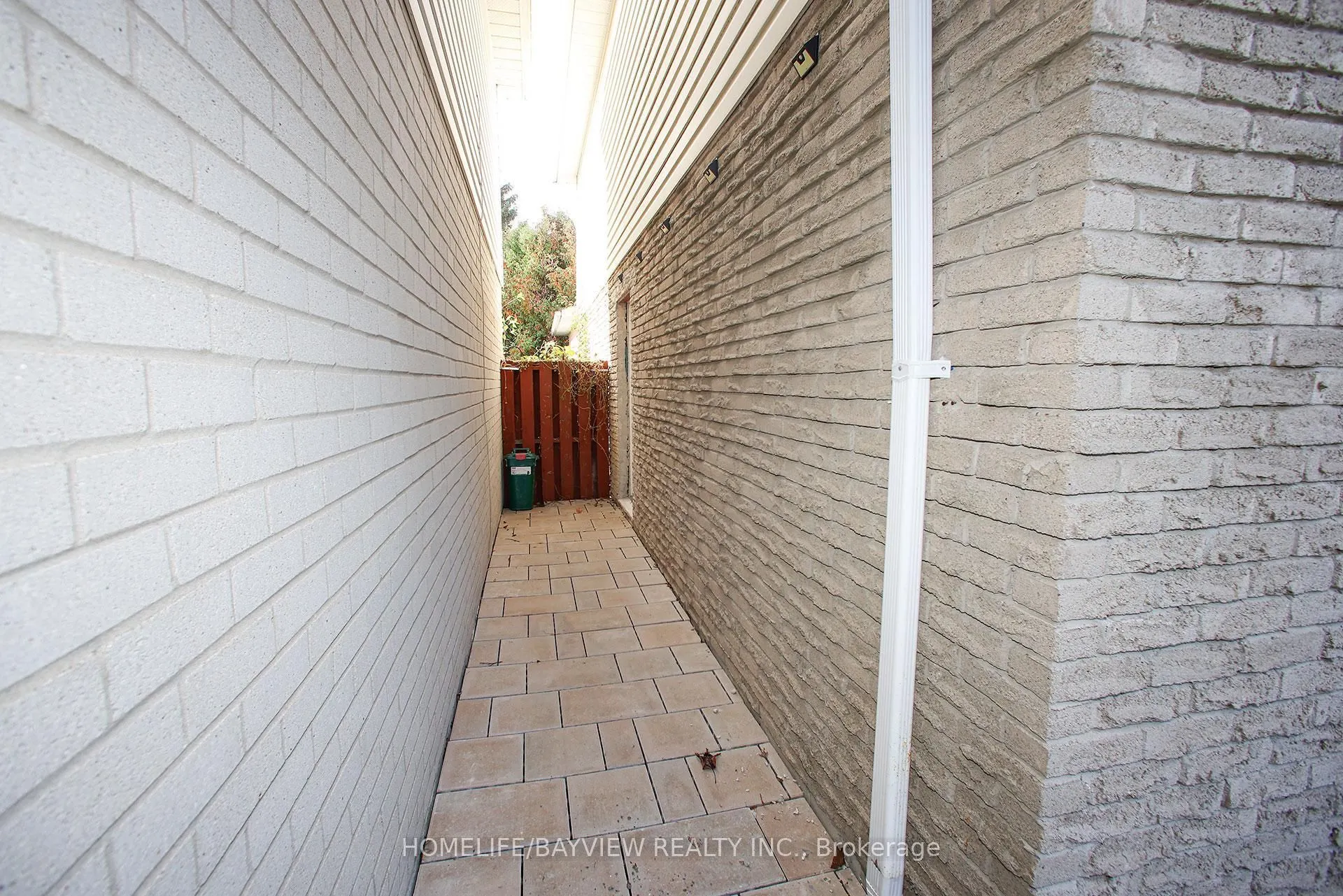 114 Holm Crescent, #LOWER L