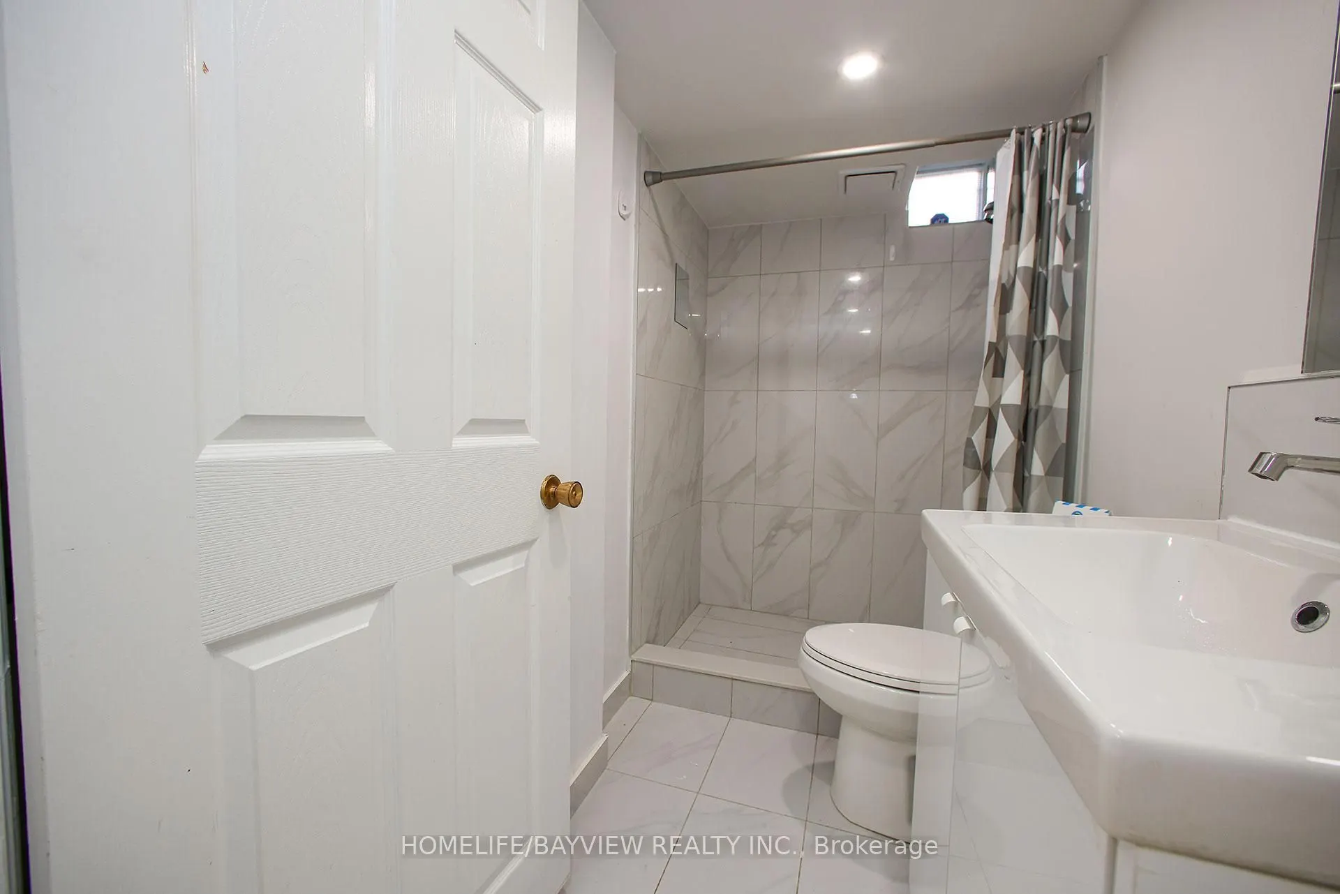 114 Holm Crescent, #LOWER L