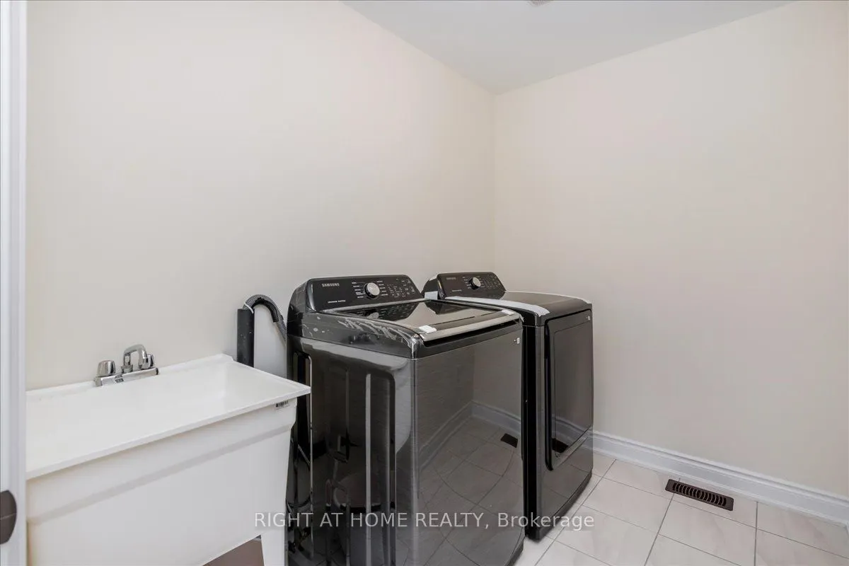 78 Lorne Thomas Place