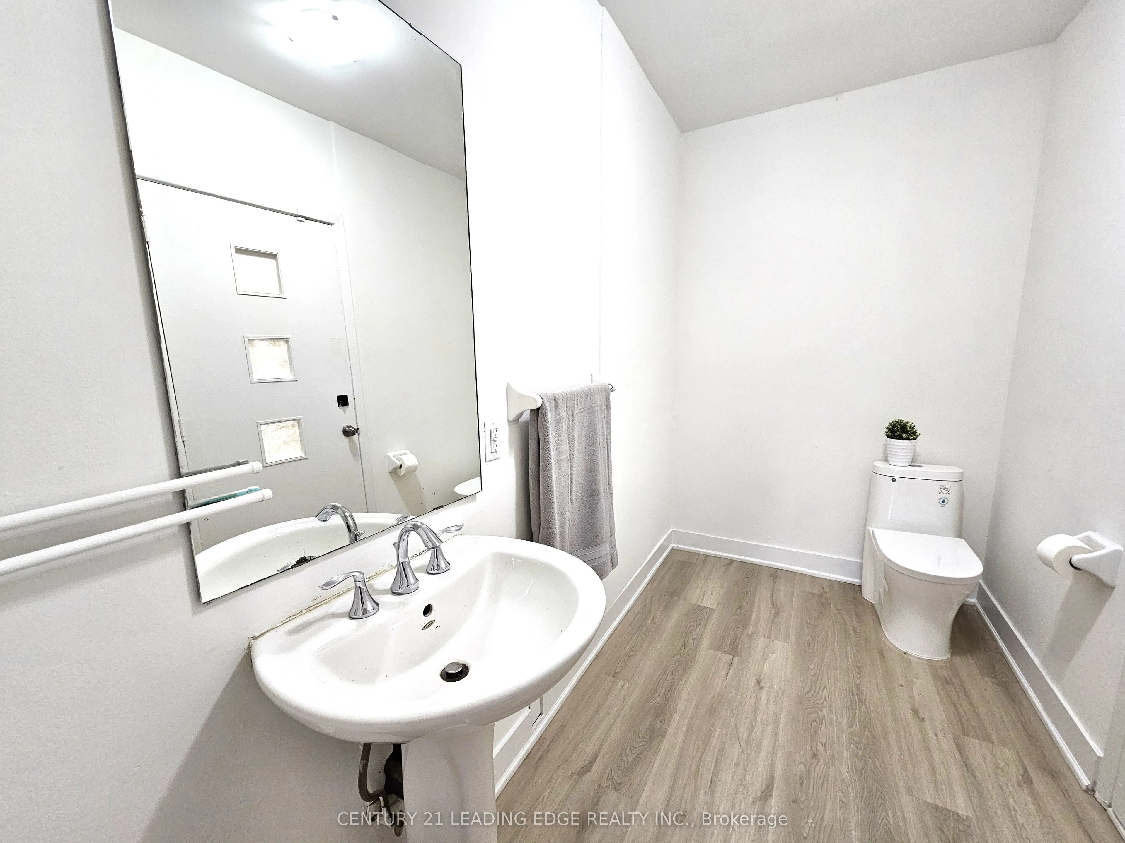 399 The Queensway South