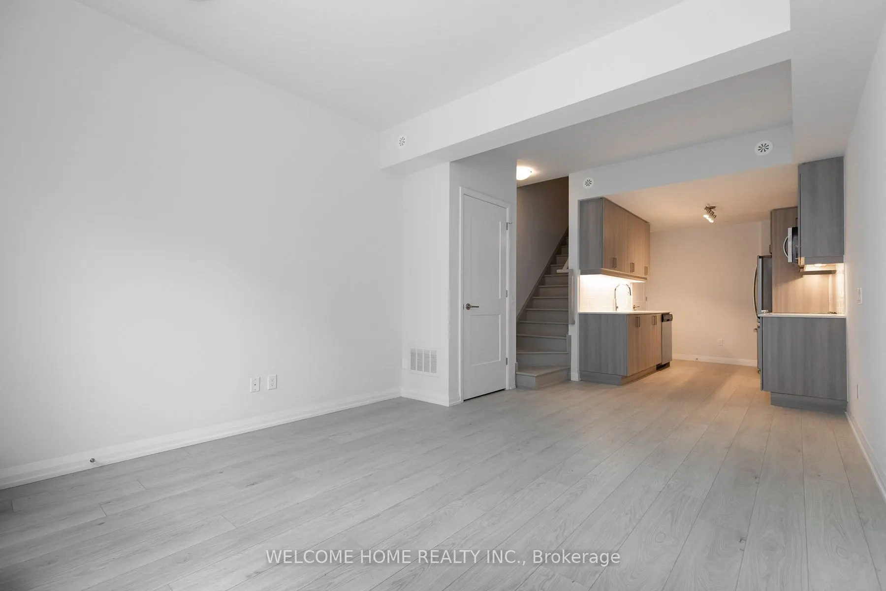 1050 Portage Parkway, #Th30