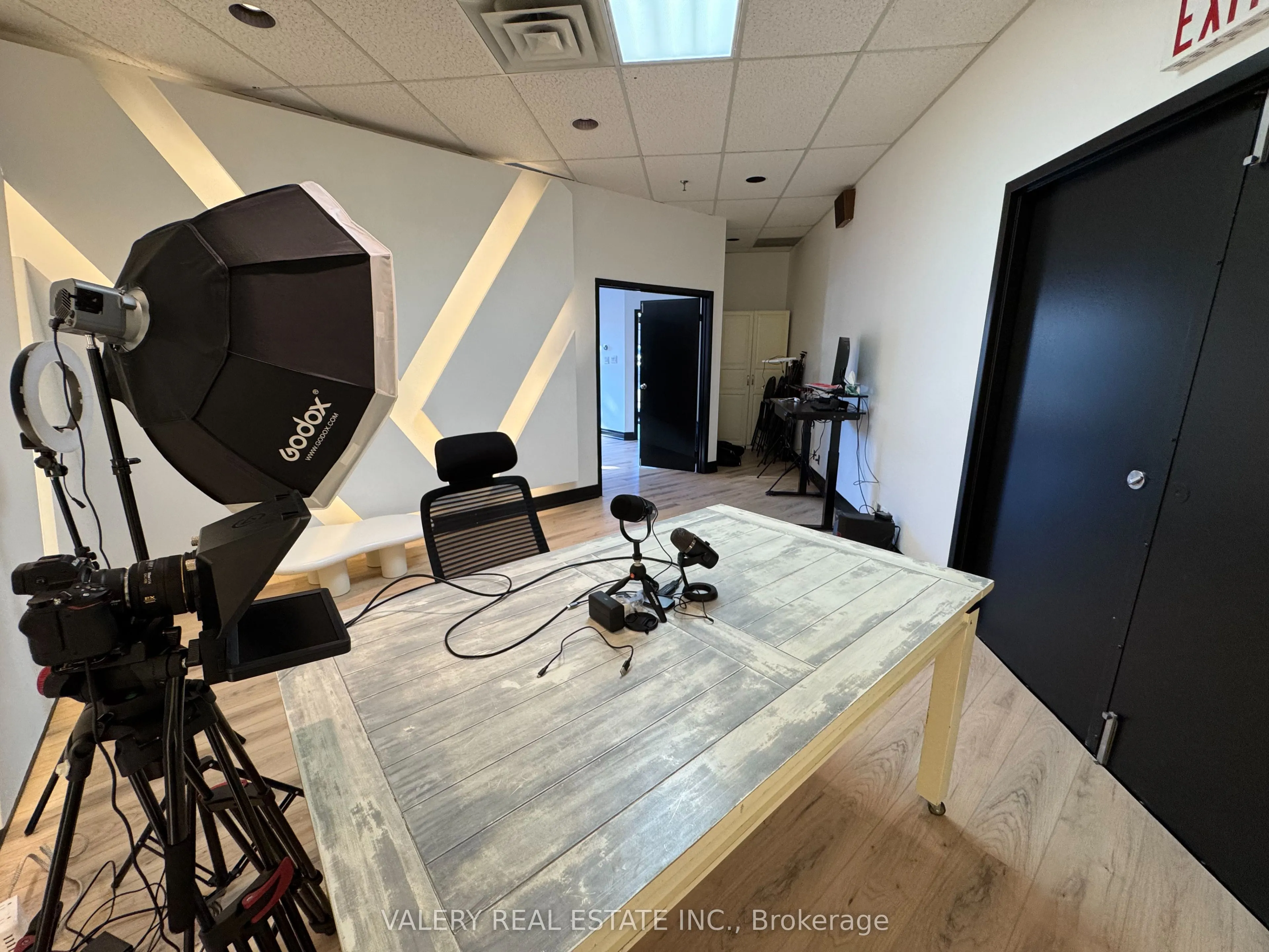 390 Edgeley Boulevard, #18