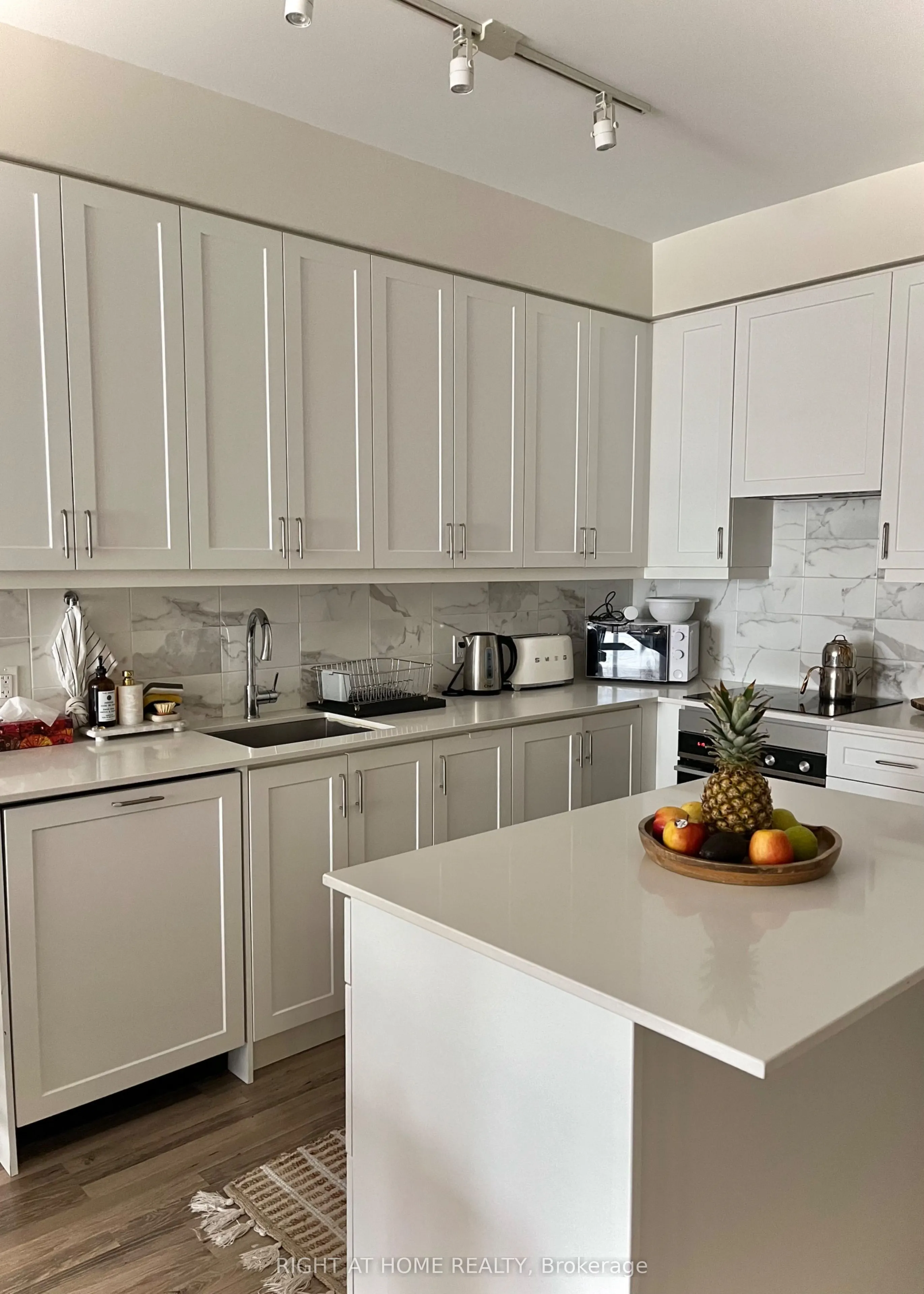 9075 Jane Street, #212