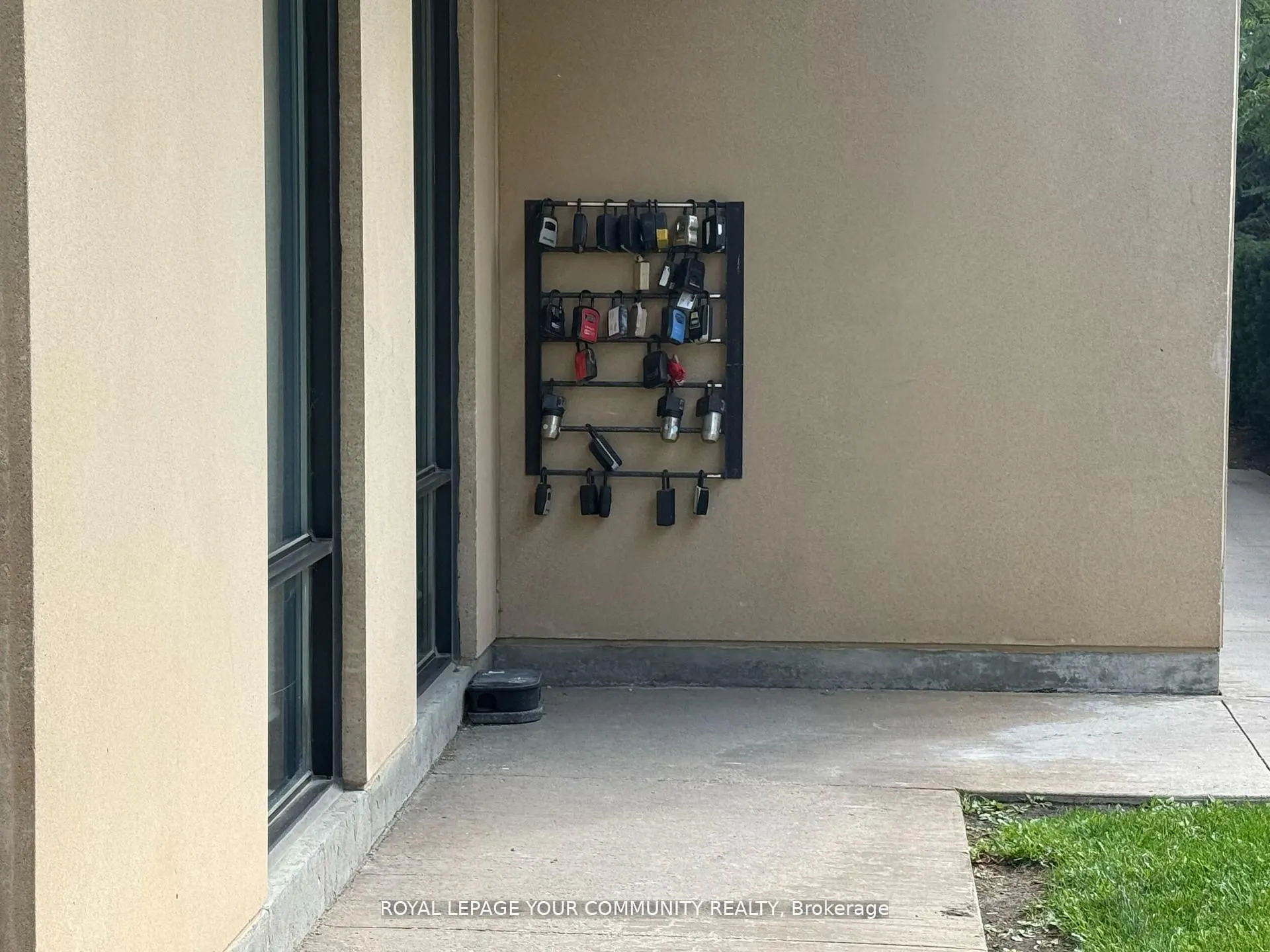 520 Steeles Avenue W, #208