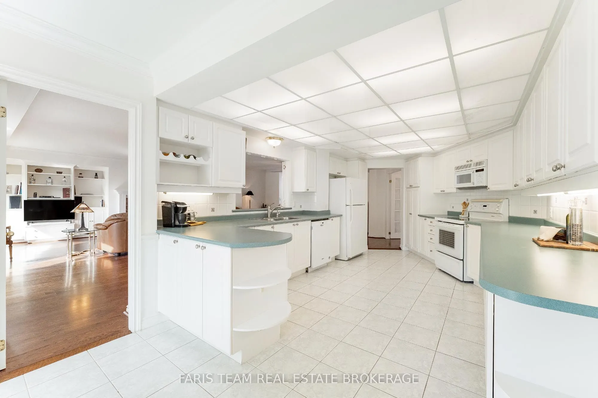 85 Wellington Street W, #307