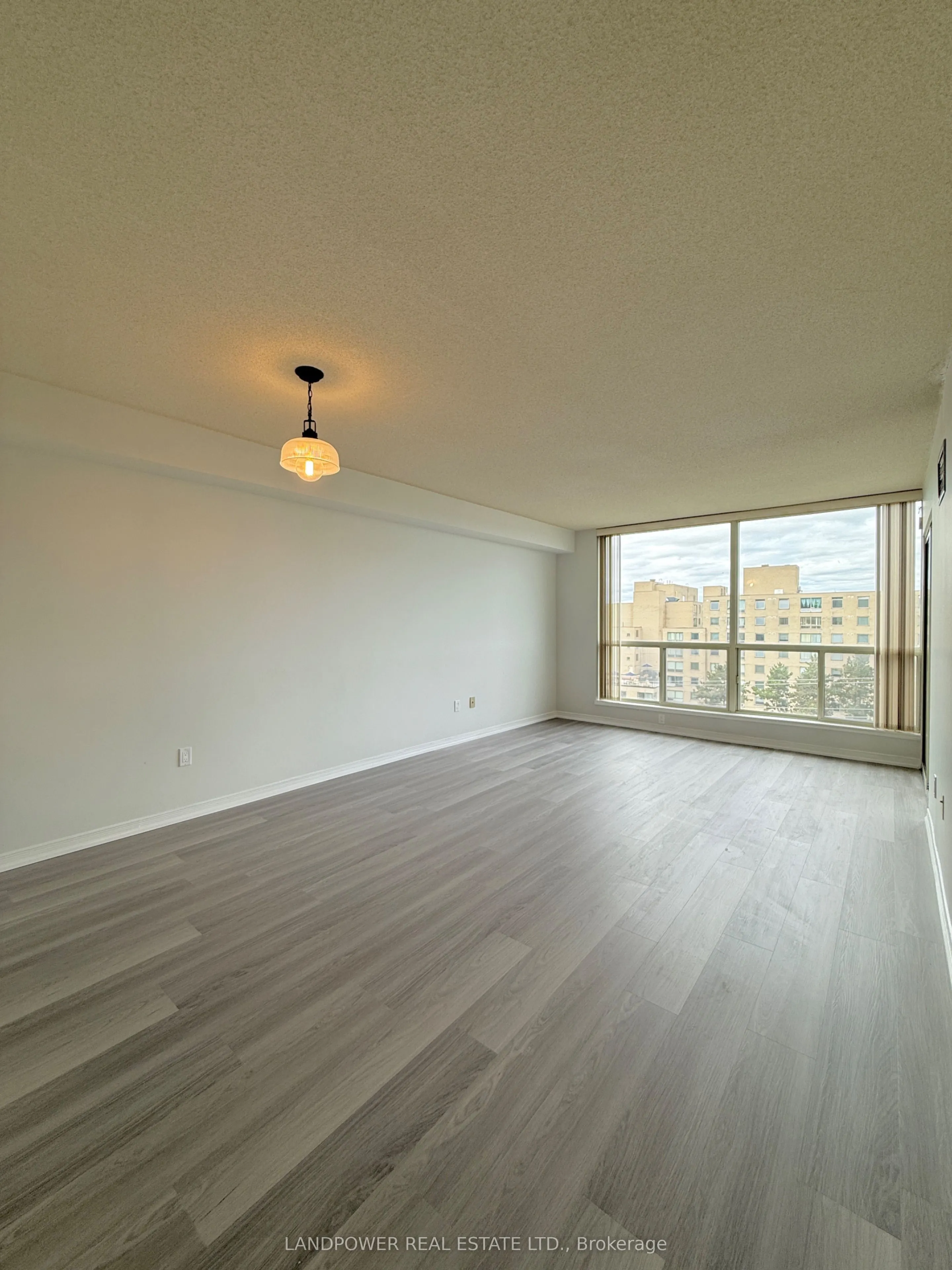 309 Major Mackenzie Drive, #807