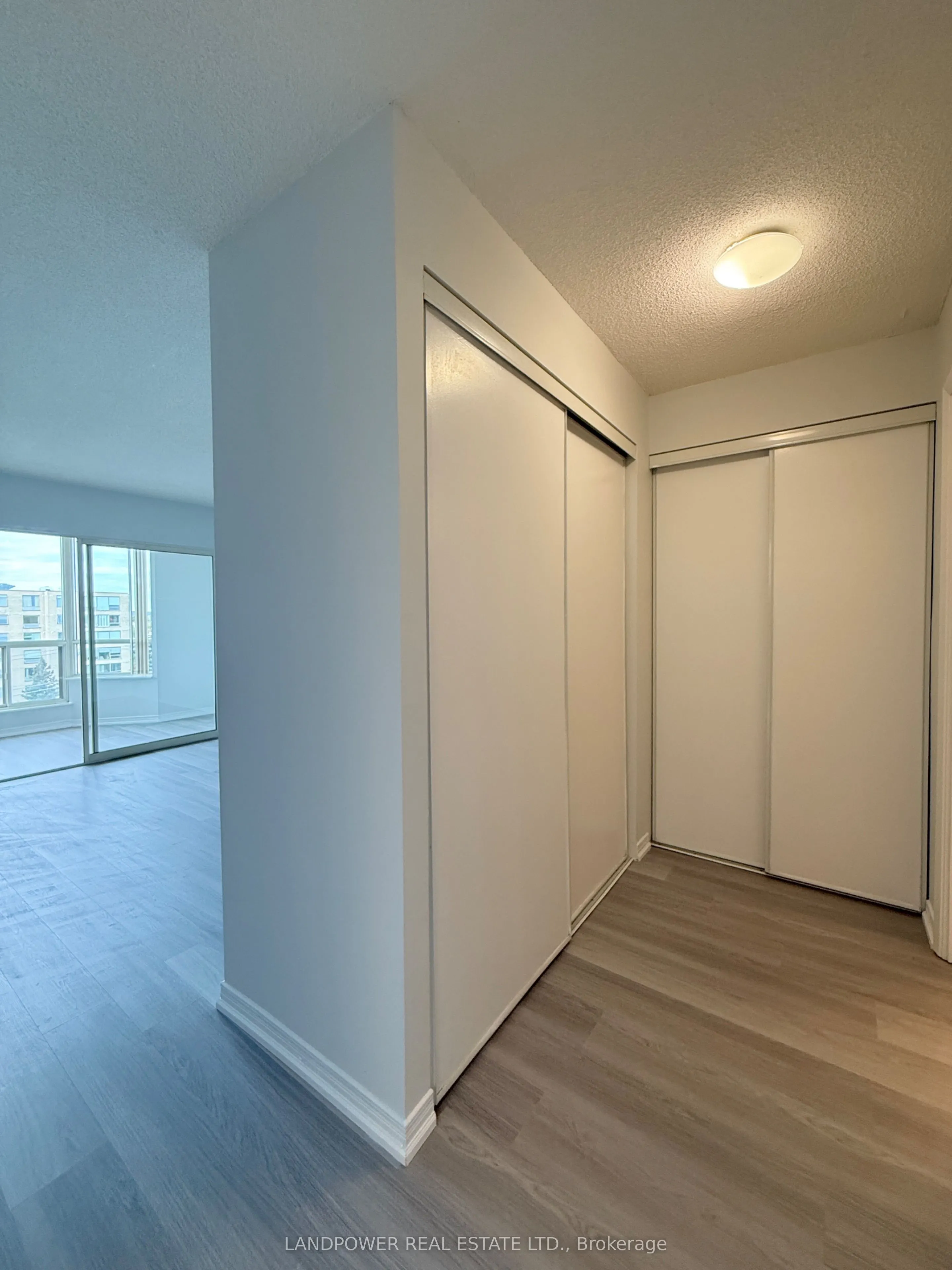 309 Major Mackenzie Drive, #807