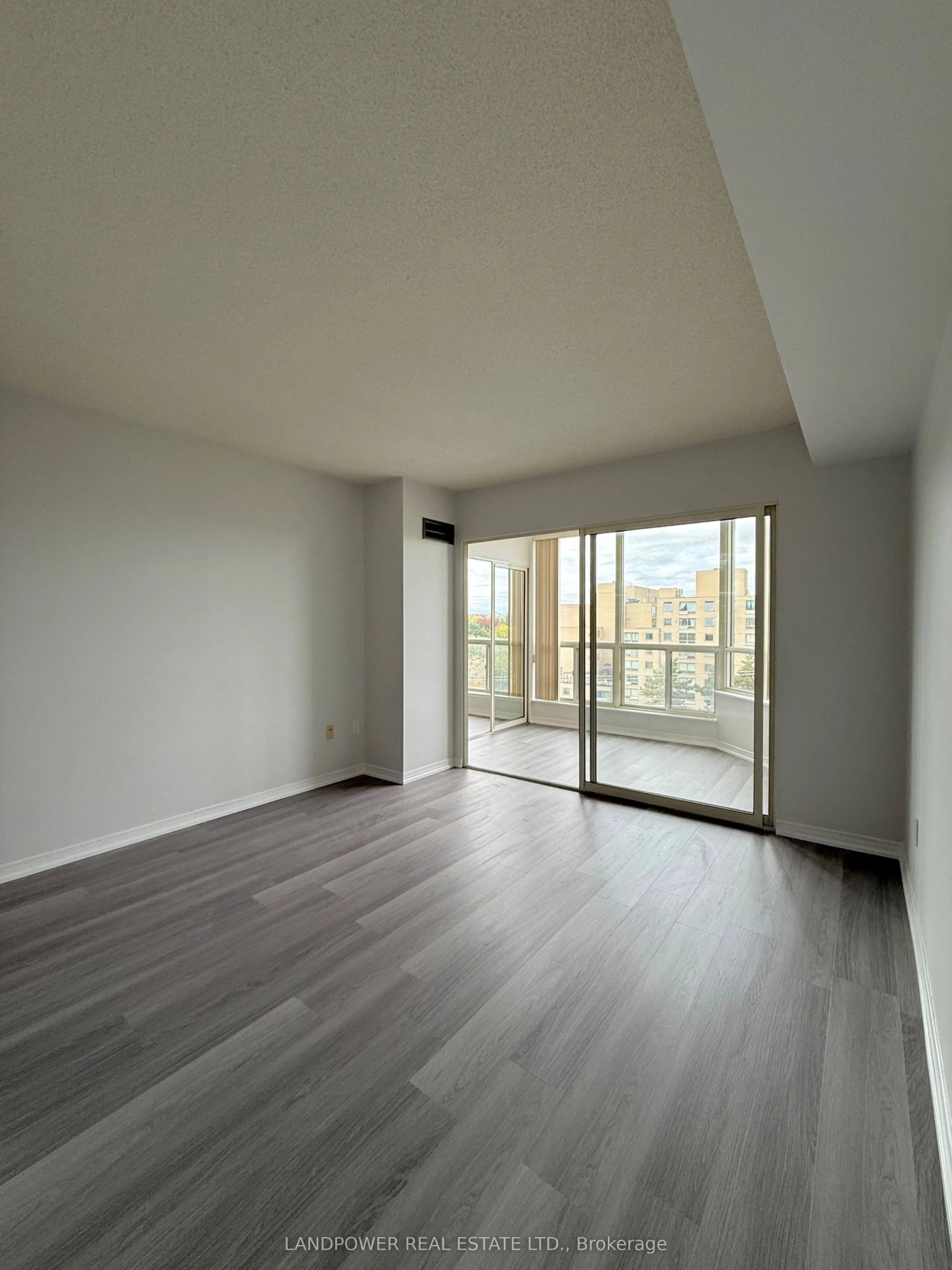 309 Major Mackenzie Drive, #807