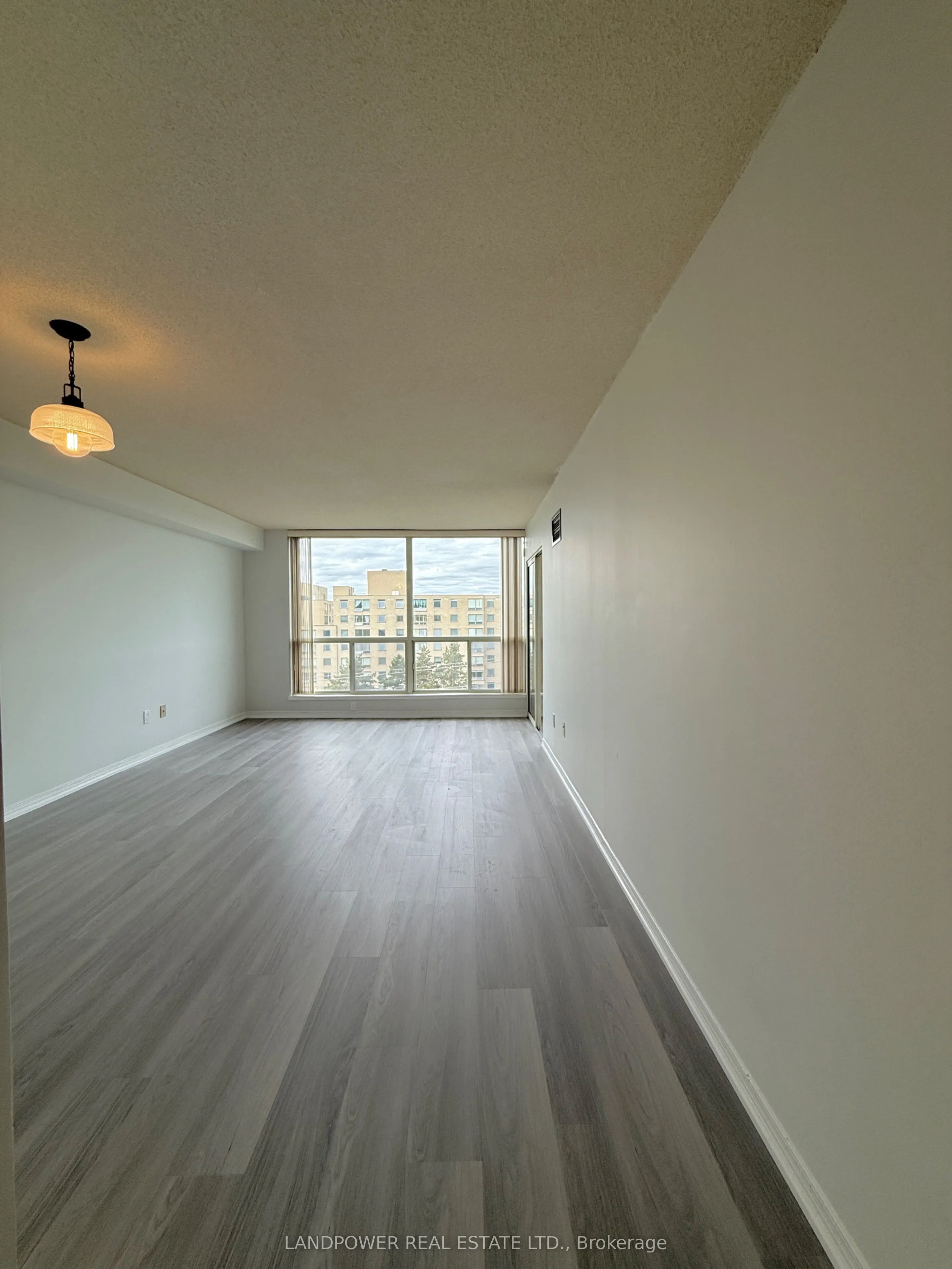 309 Major Mackenzie Drive, #807