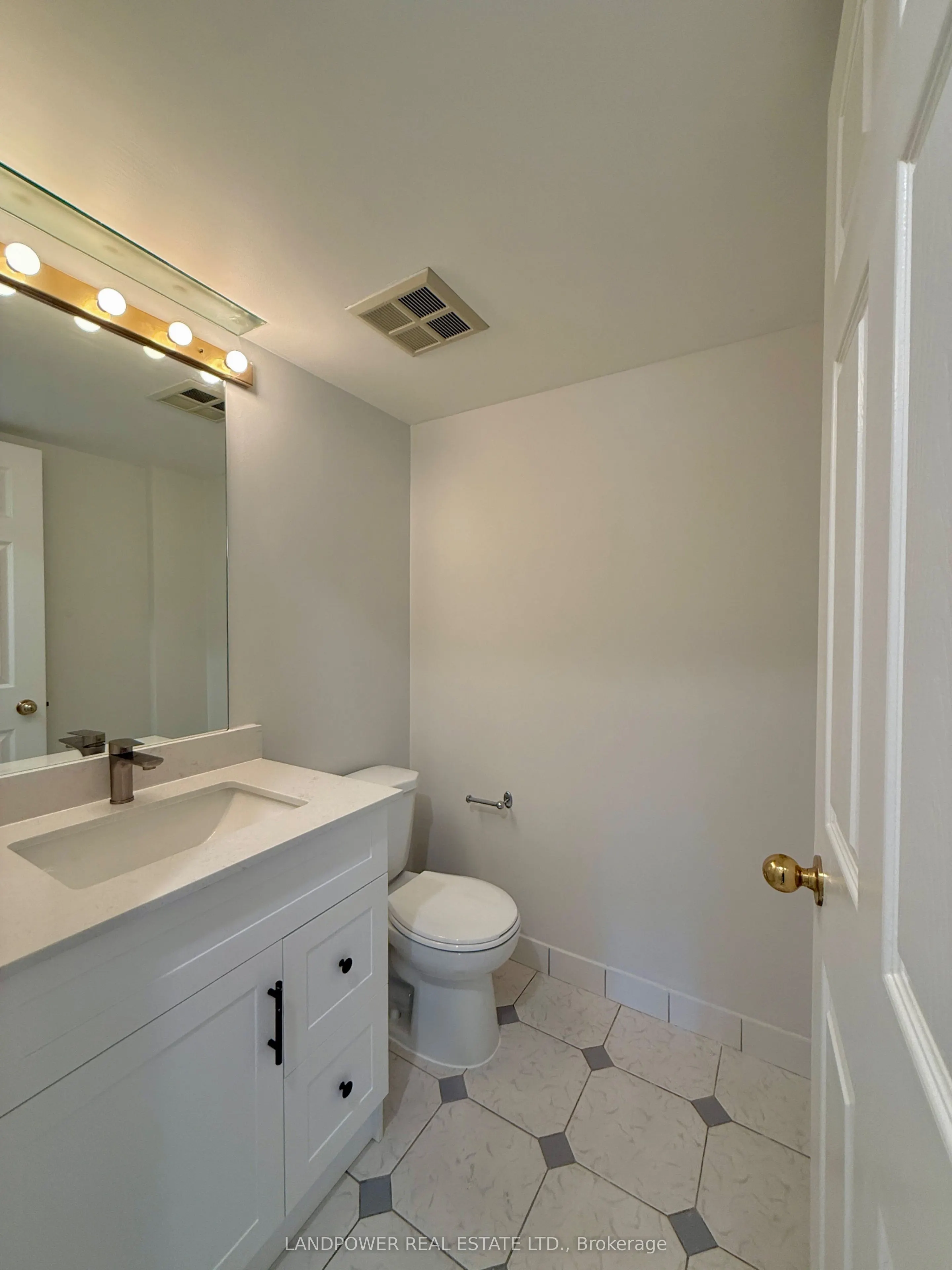 309 Major Mackenzie Drive, #807