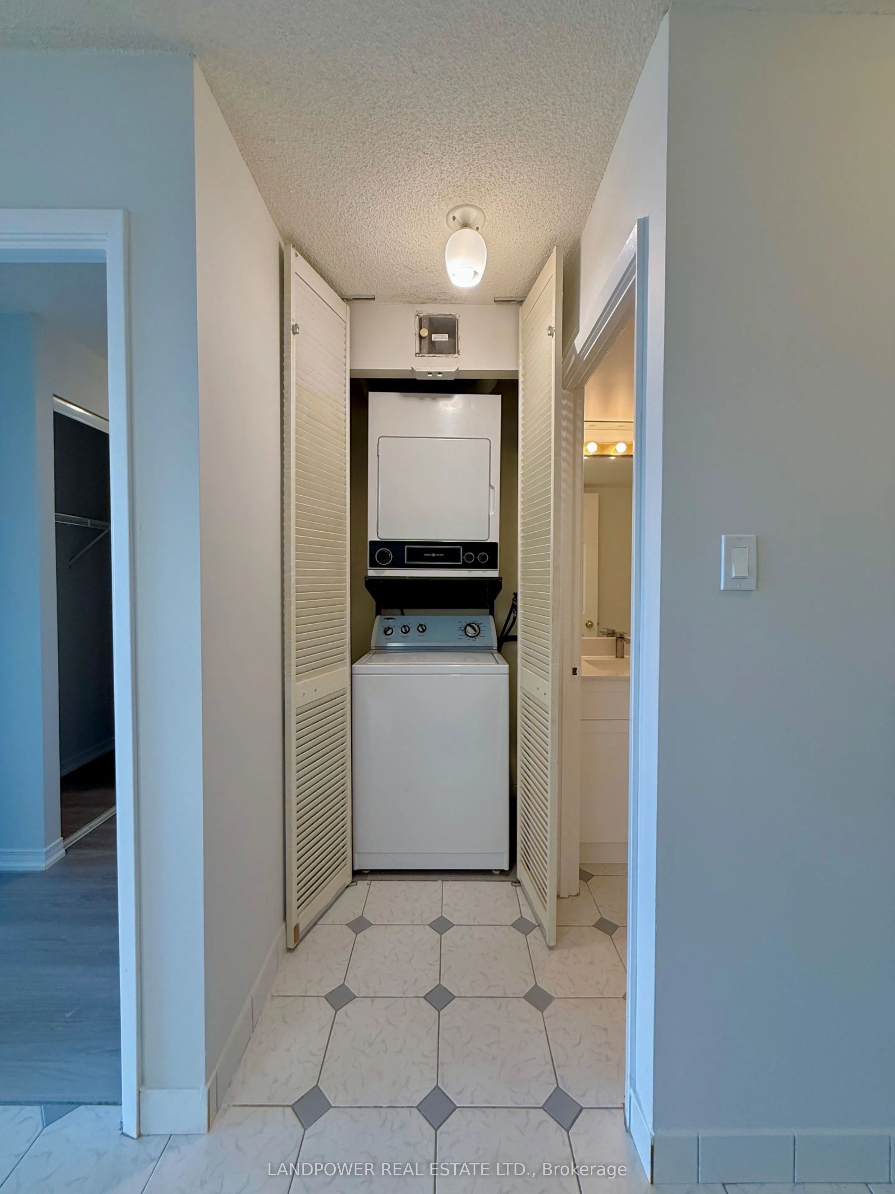 309 Major Mackenzie Drive, #807