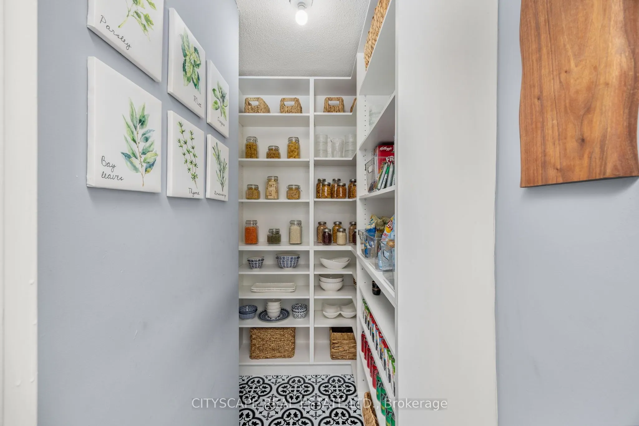 1 Royal Orchard Boulevard, #810