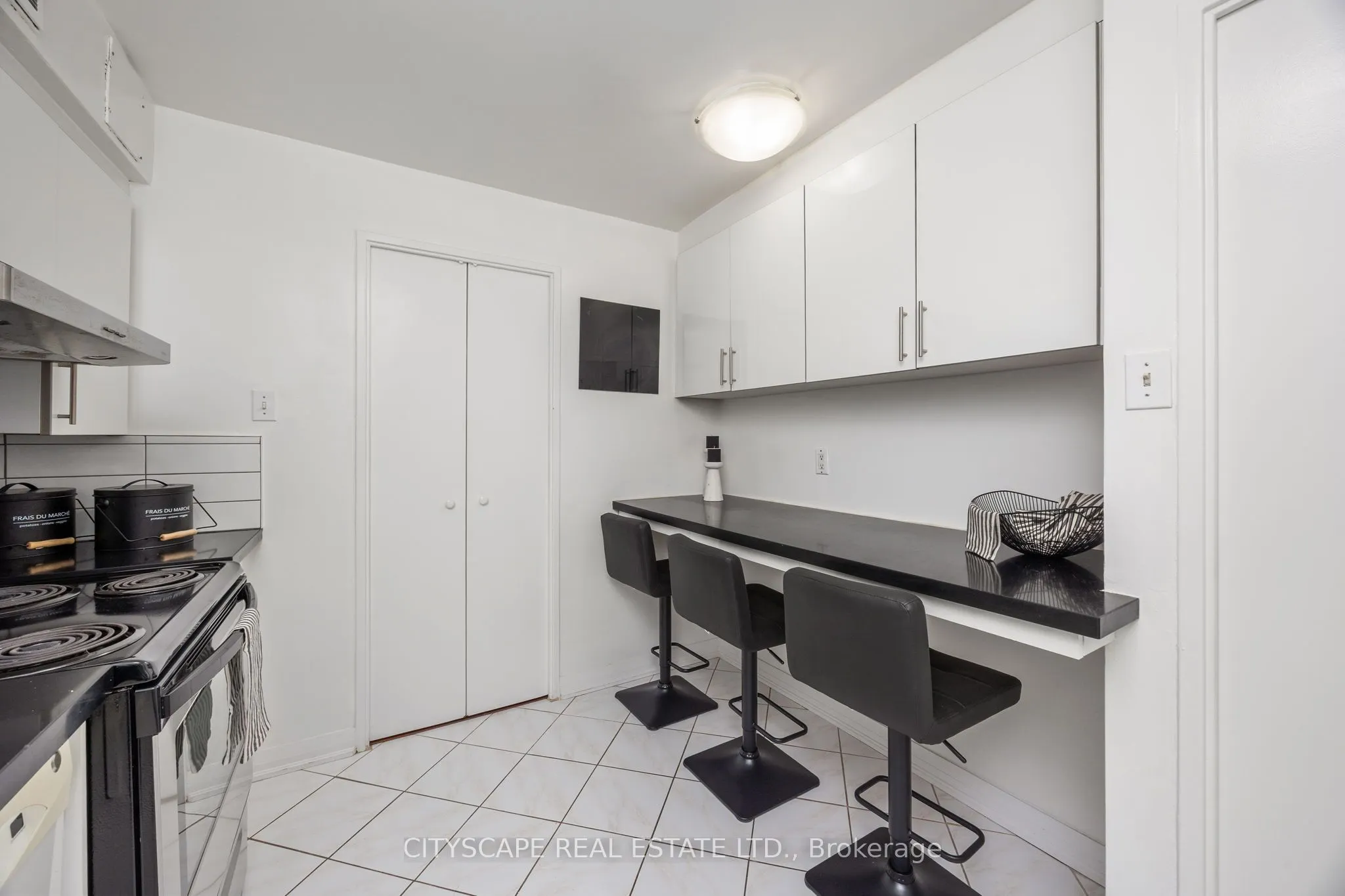 1 Royal Orchard Boulevard, #810