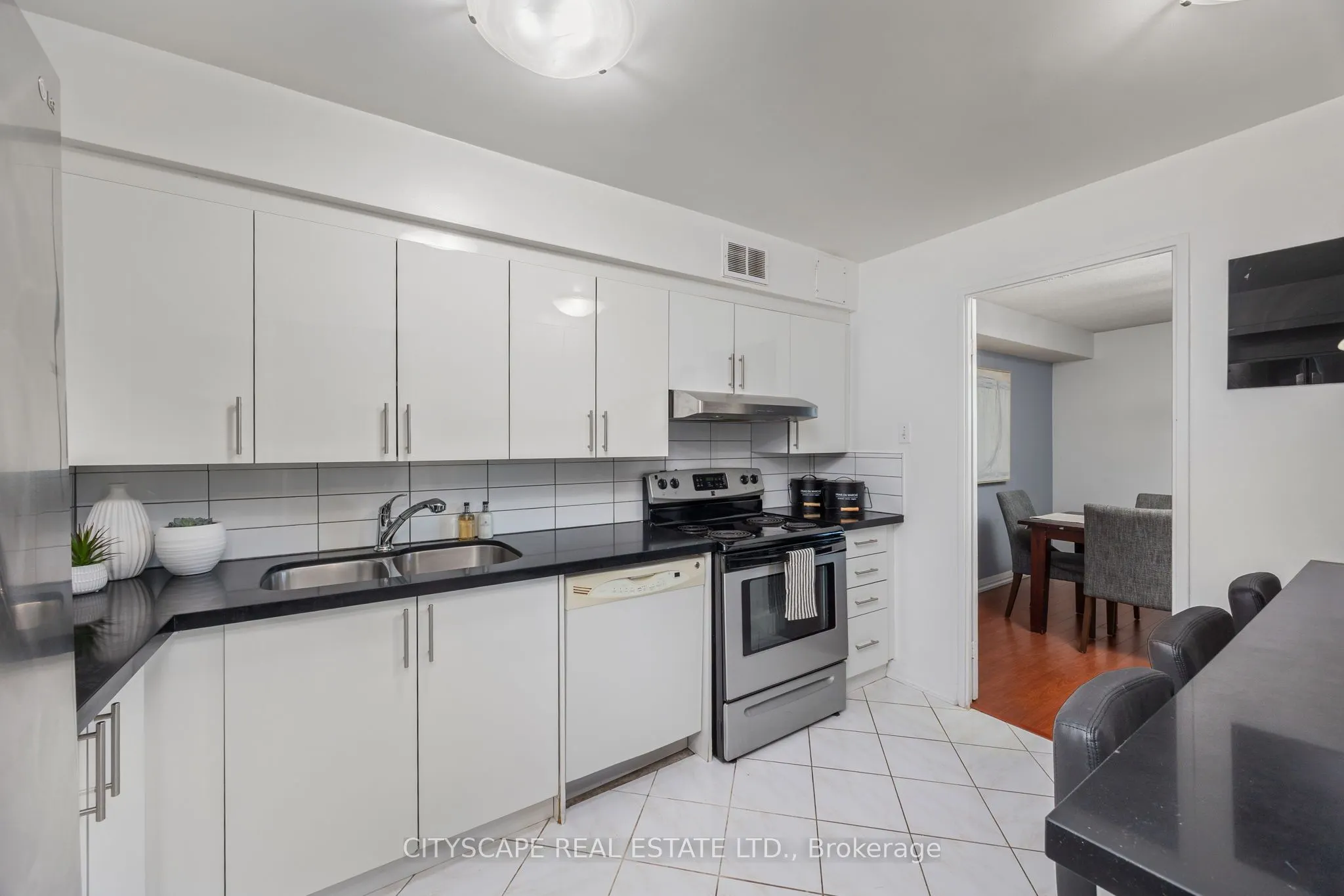 1 Royal Orchard Boulevard, #810