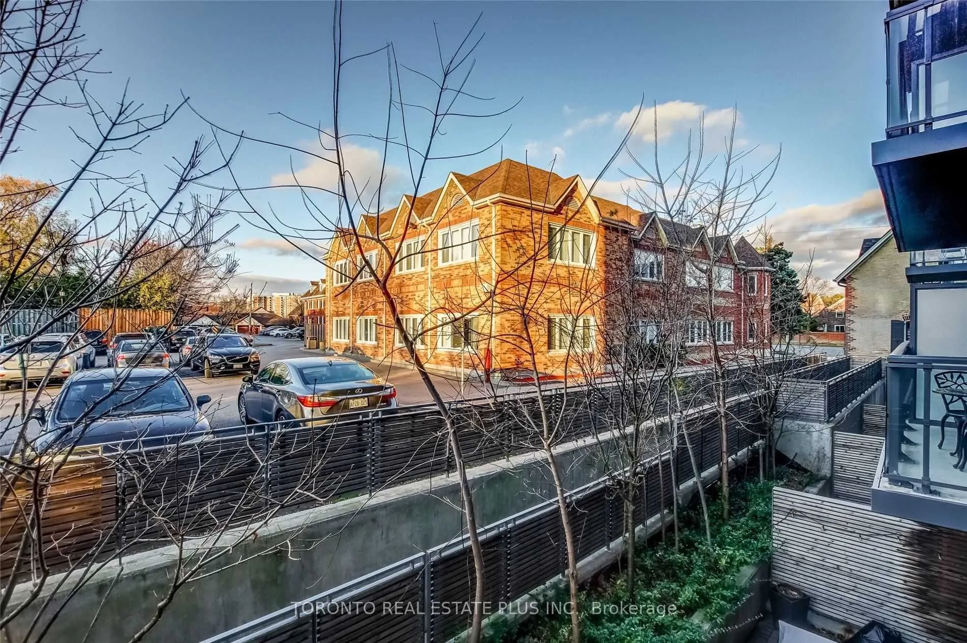 7608 Yonge Street, #206