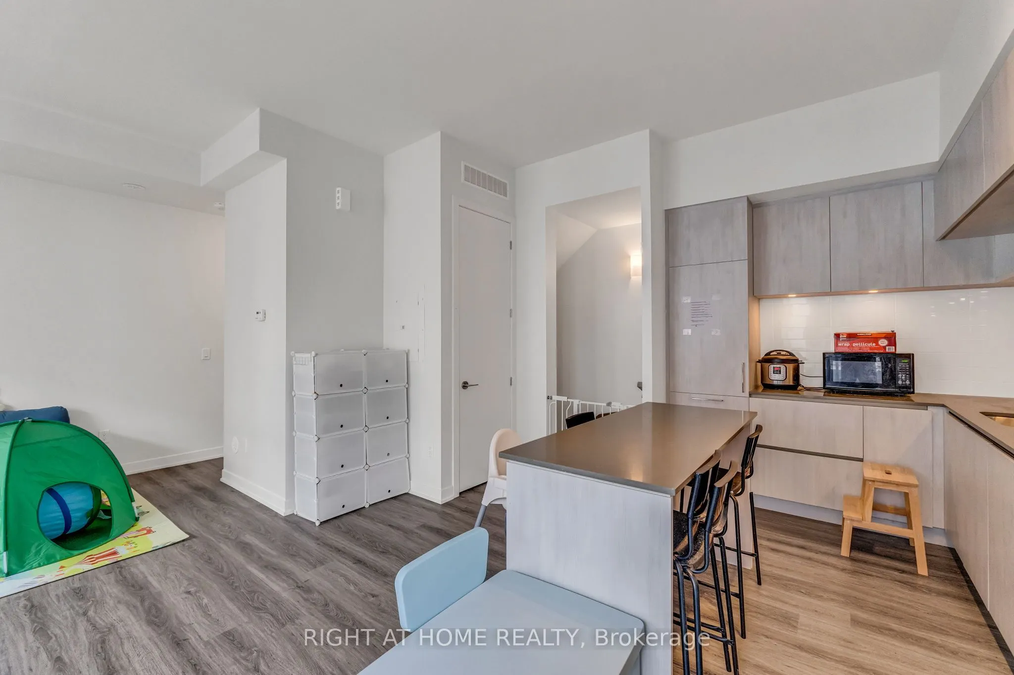 2 Steckley House Lane, #907