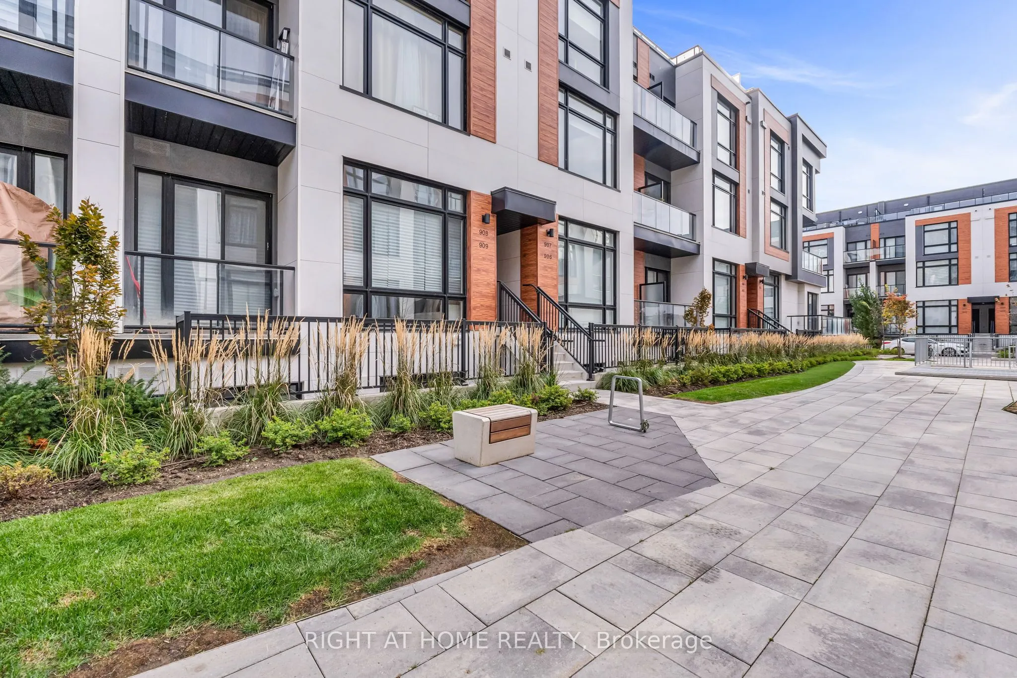 2 Steckley House Lane, #907