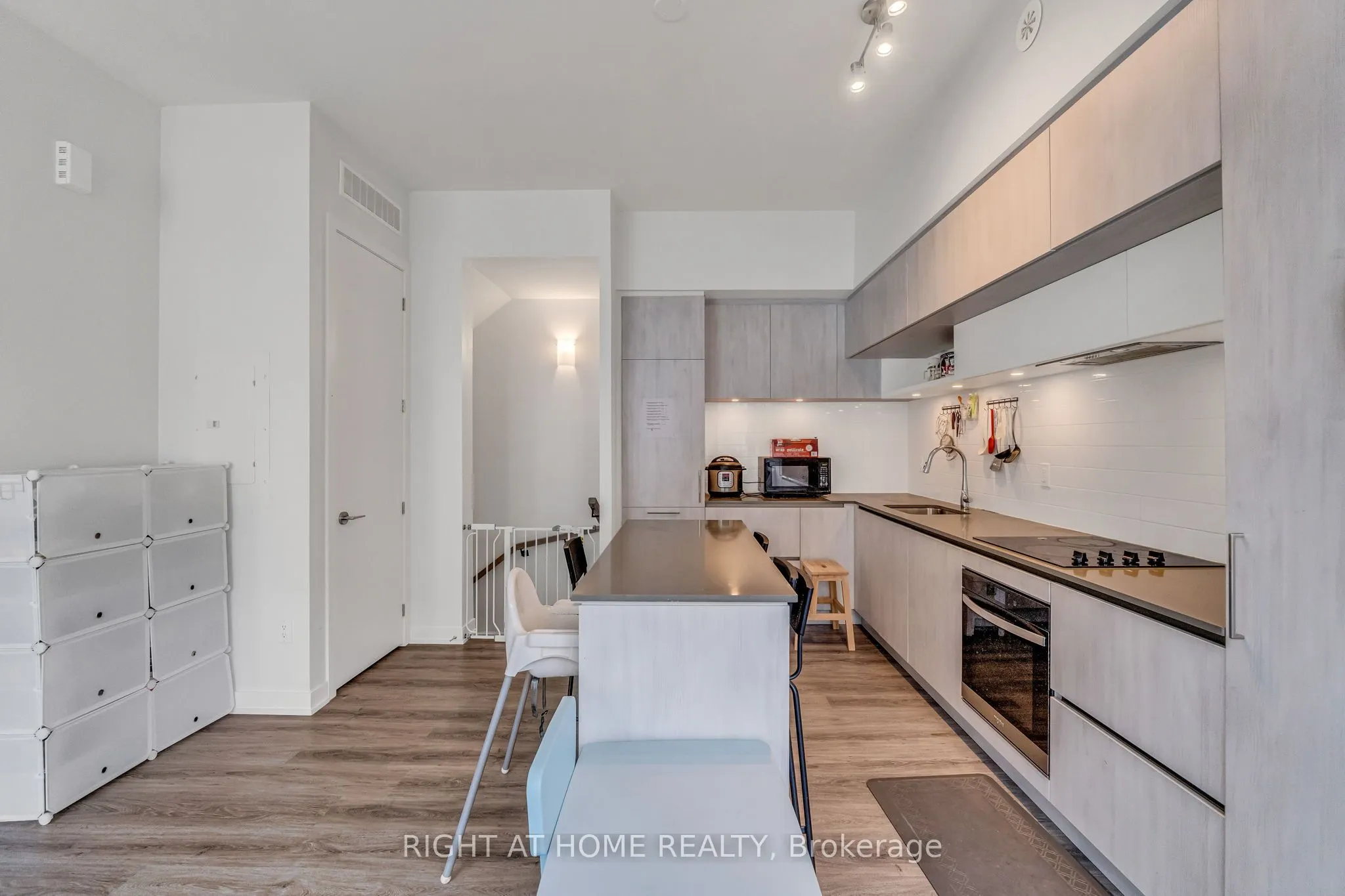 2 Steckley House Lane, #907