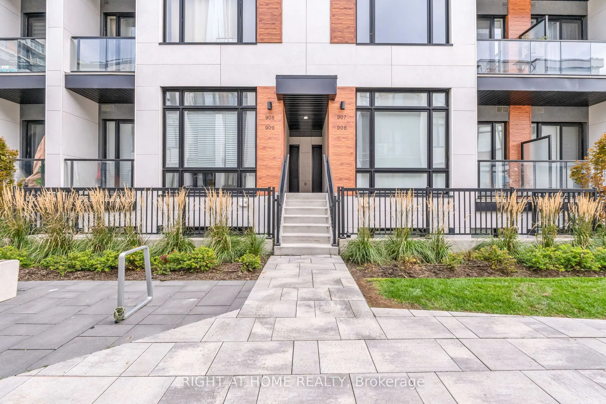 2 Steckley House Lane, #907