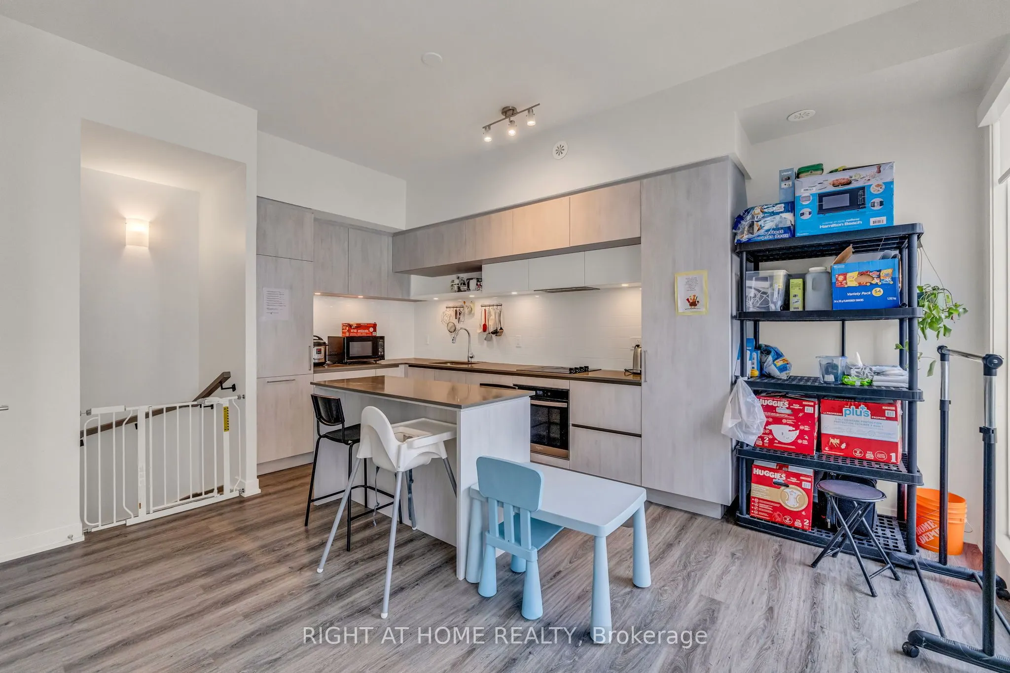 2 Steckley House Lane, #907