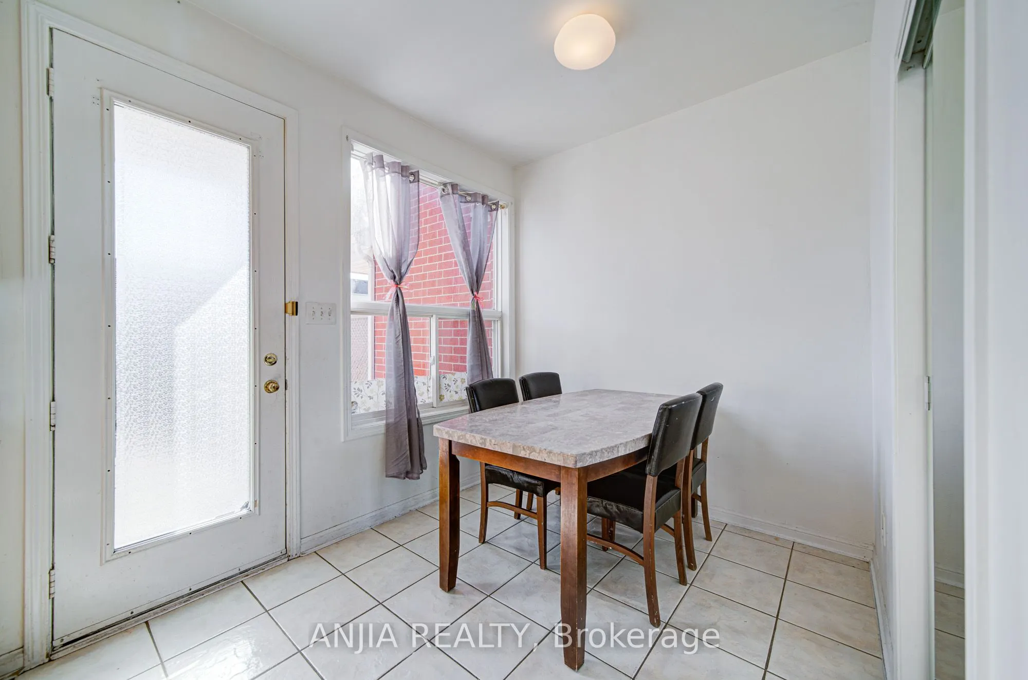 81 White's Hill Avenue