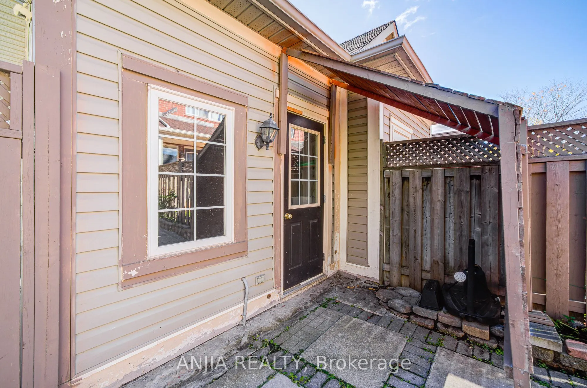 81 White's Hill Avenue