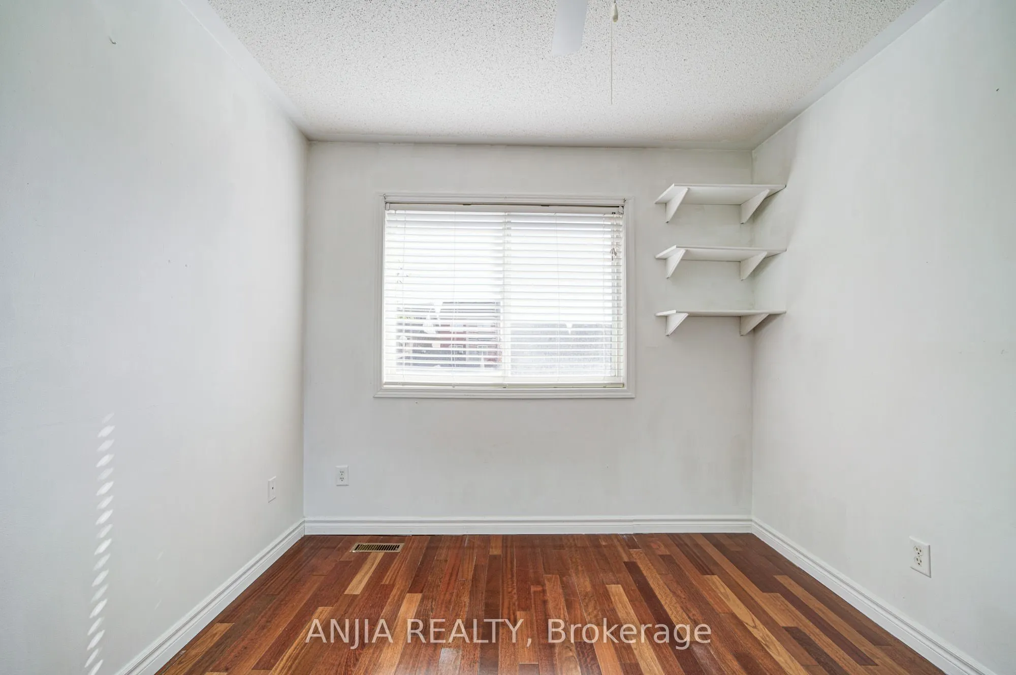 81 White's Hill Avenue