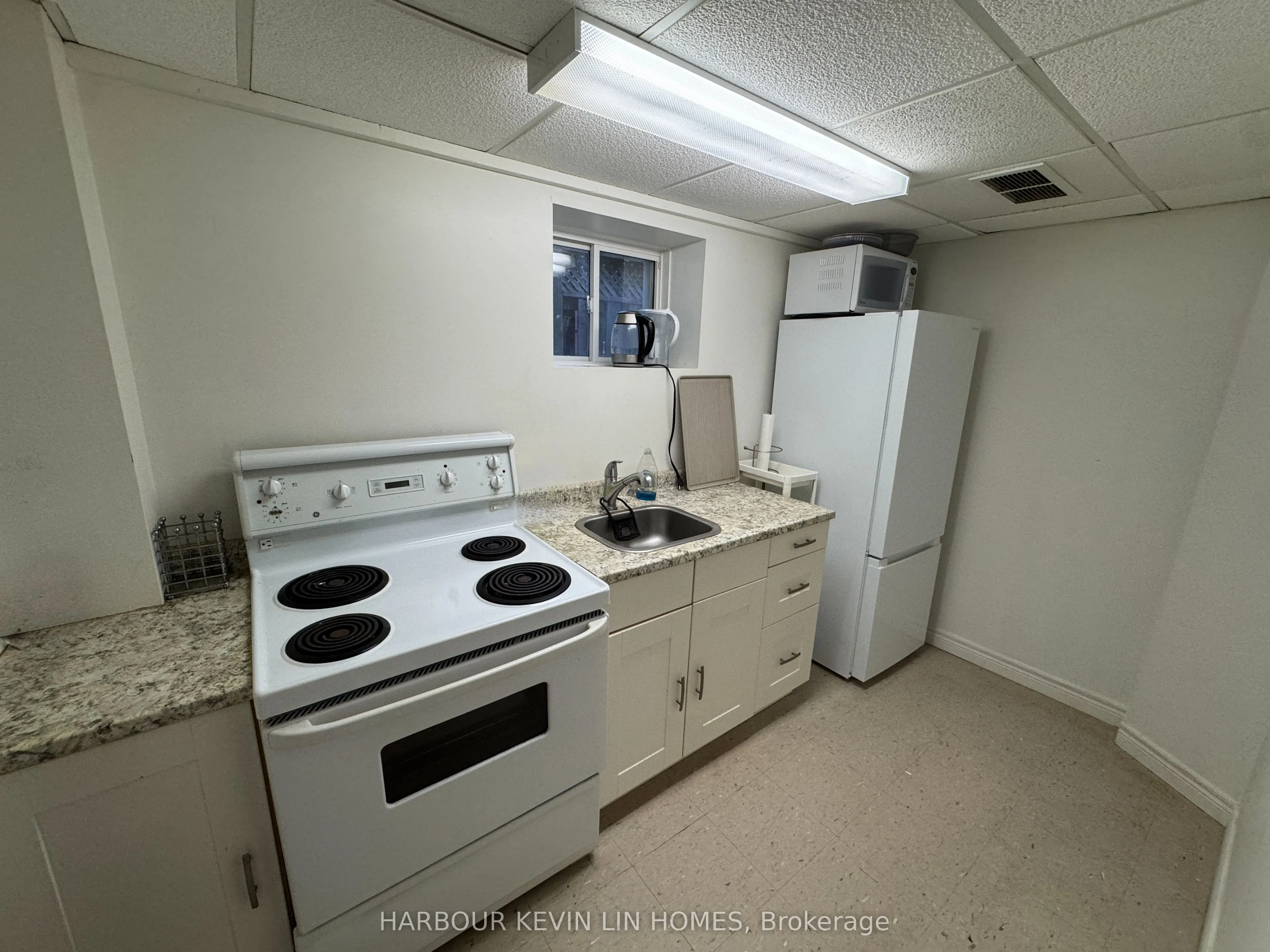 25 Desert View Crescent